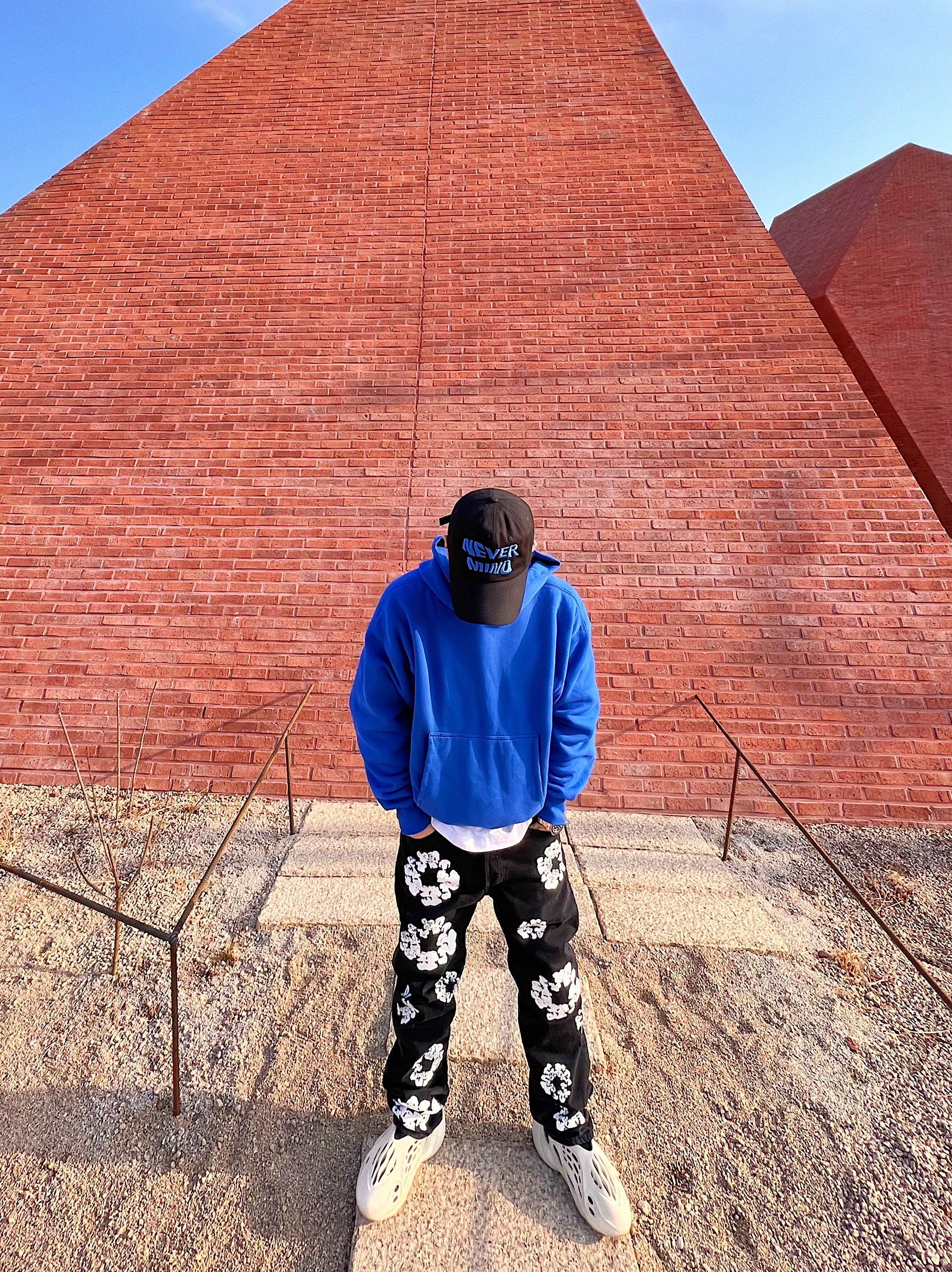 Adidas Yeezy Foam RNNR Sand, Yeezy Gap Hoodie Blue 착용 스타일 - 1