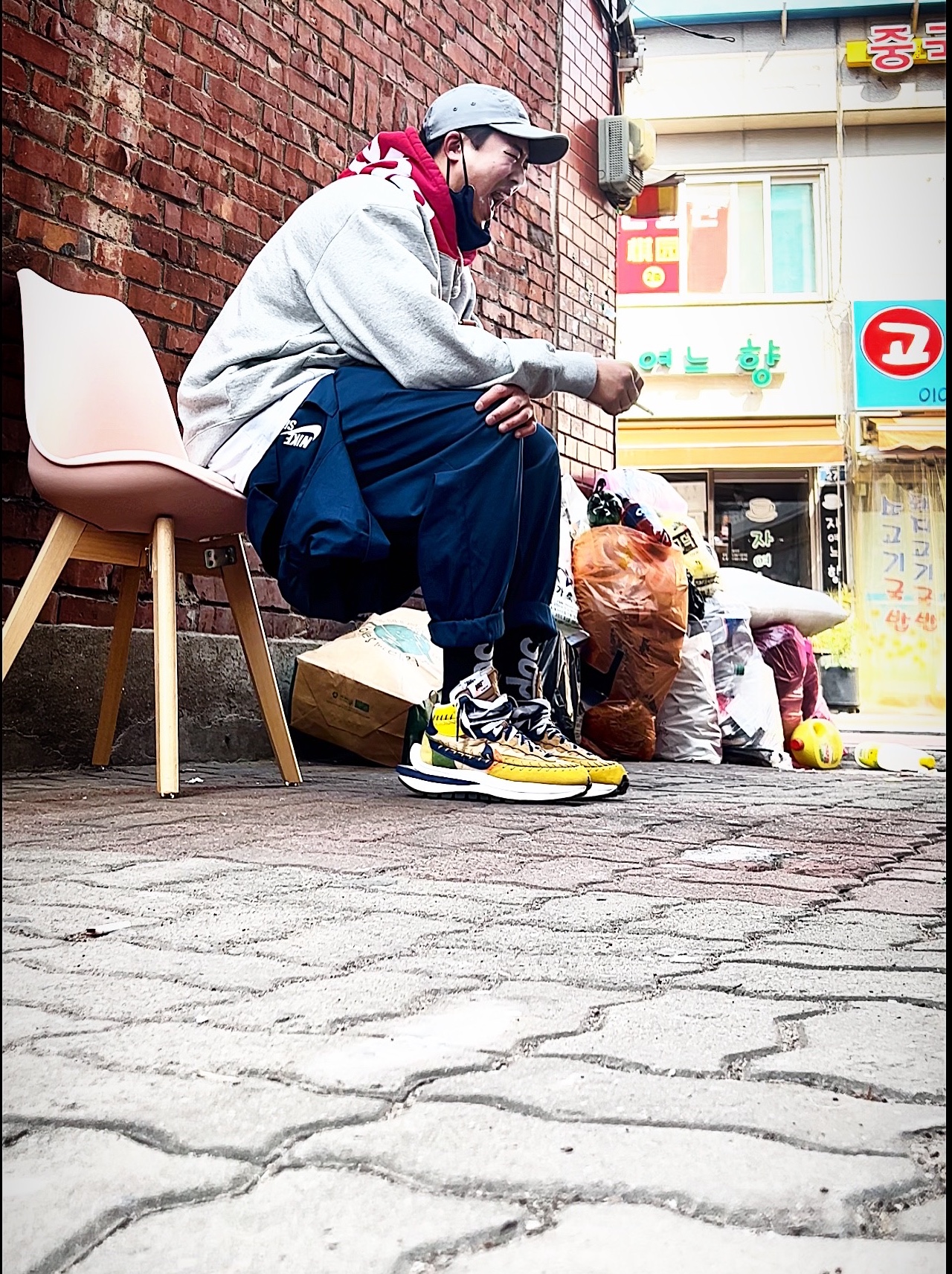Supreme Washed Chino Twill Camp Cap Grey - 22SS, Supreme Contrast Hooded Sweatshirt Heather Grey - 21FW 착용 스타일 - 2