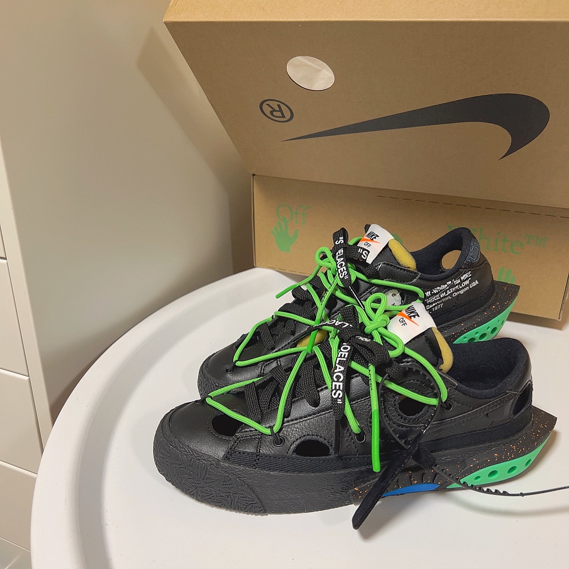 Nike x Off-White Blazer Low '77 Black and Electro Green 착용 스타일