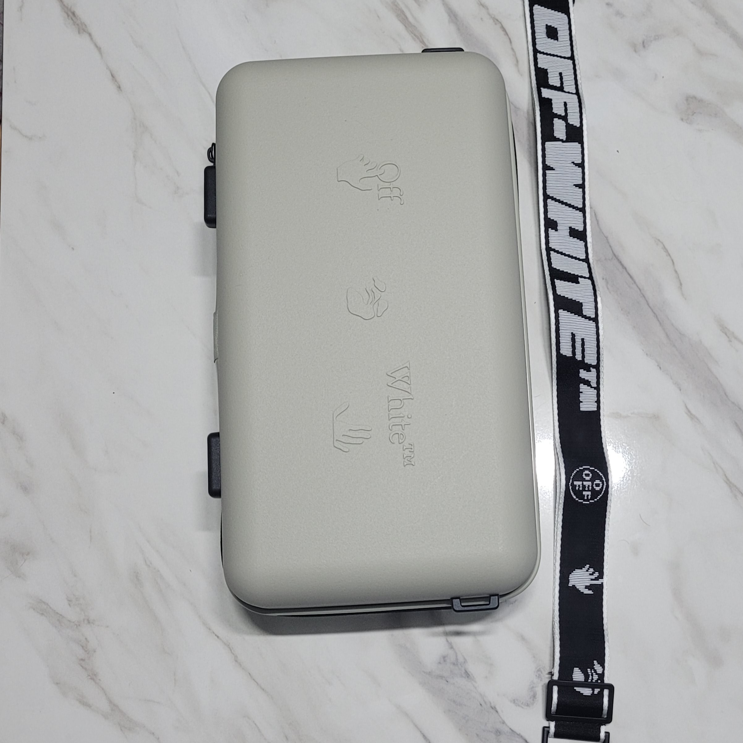 Off-White x Amore Pacific Protection Box (Without Cosmetics) 착용 스타일