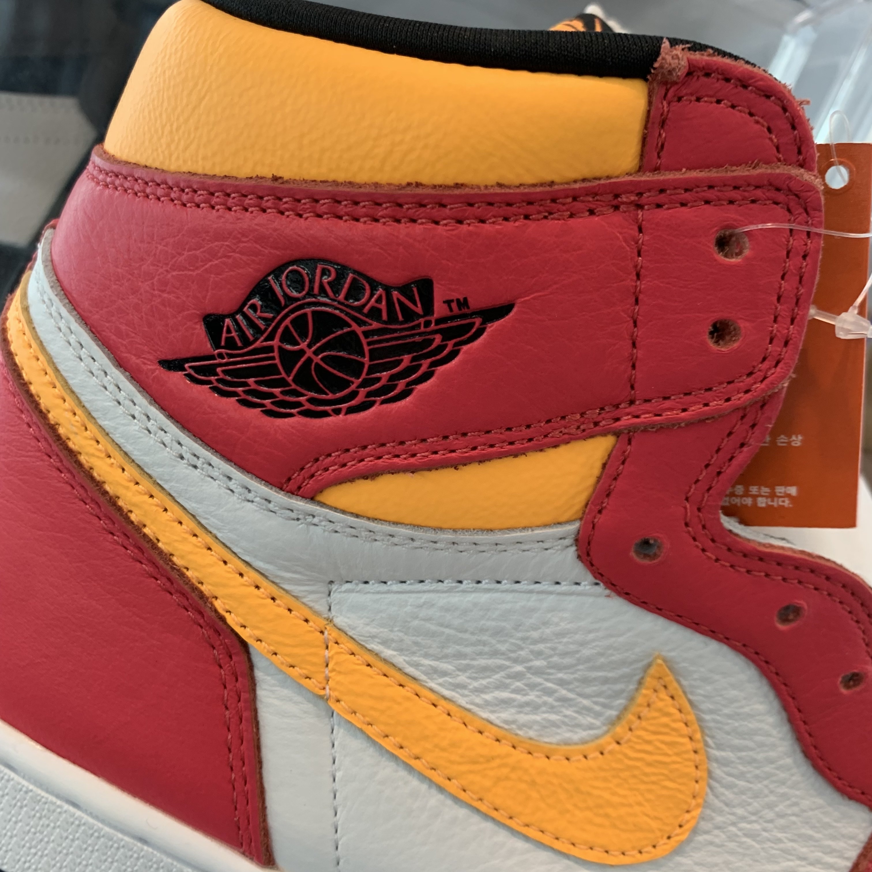 Jordan 1 Retro High OG Light Fusion Red 착용 스타일 - 2