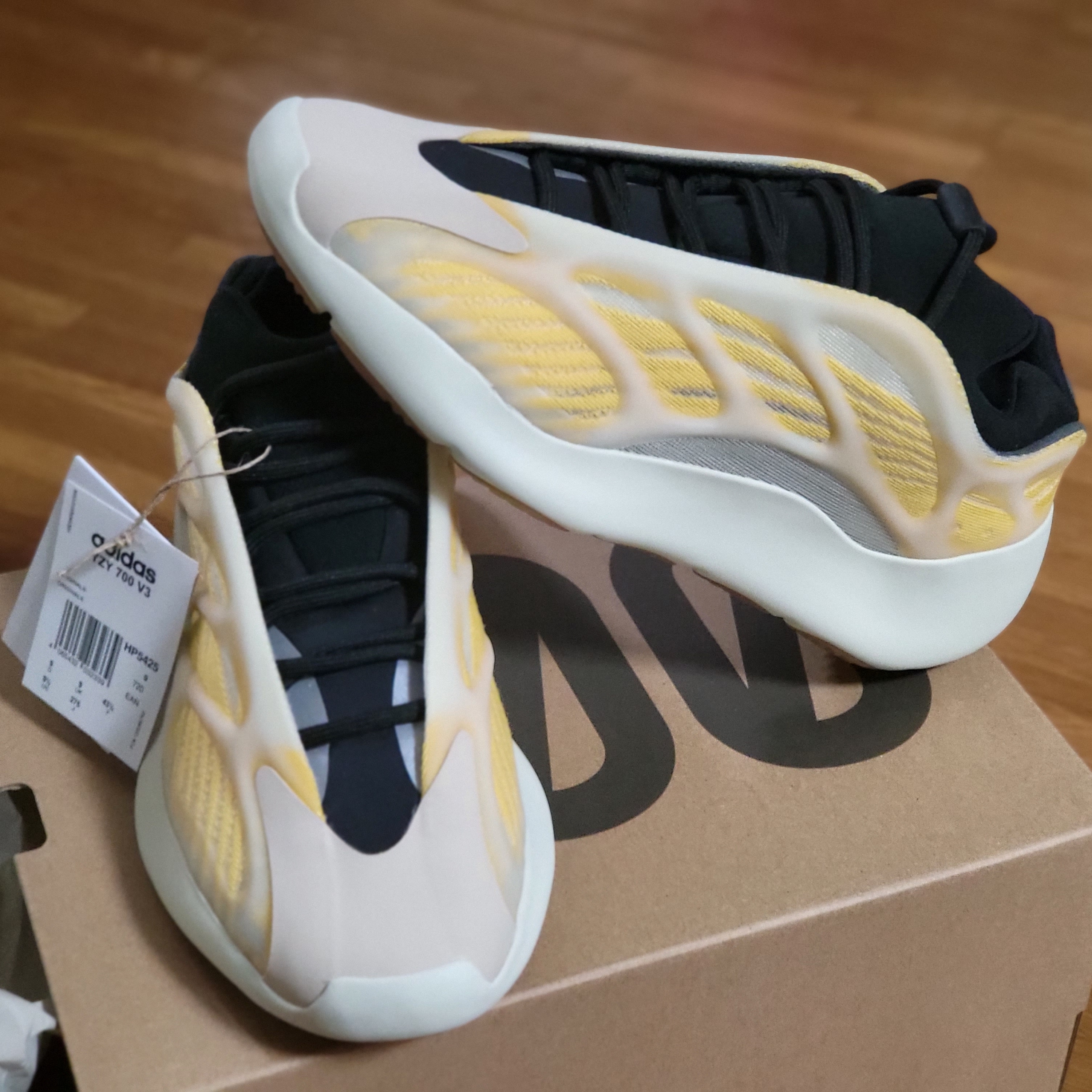 Adidas Yeezy 700 V3 Mono Safflower 착용 스타일