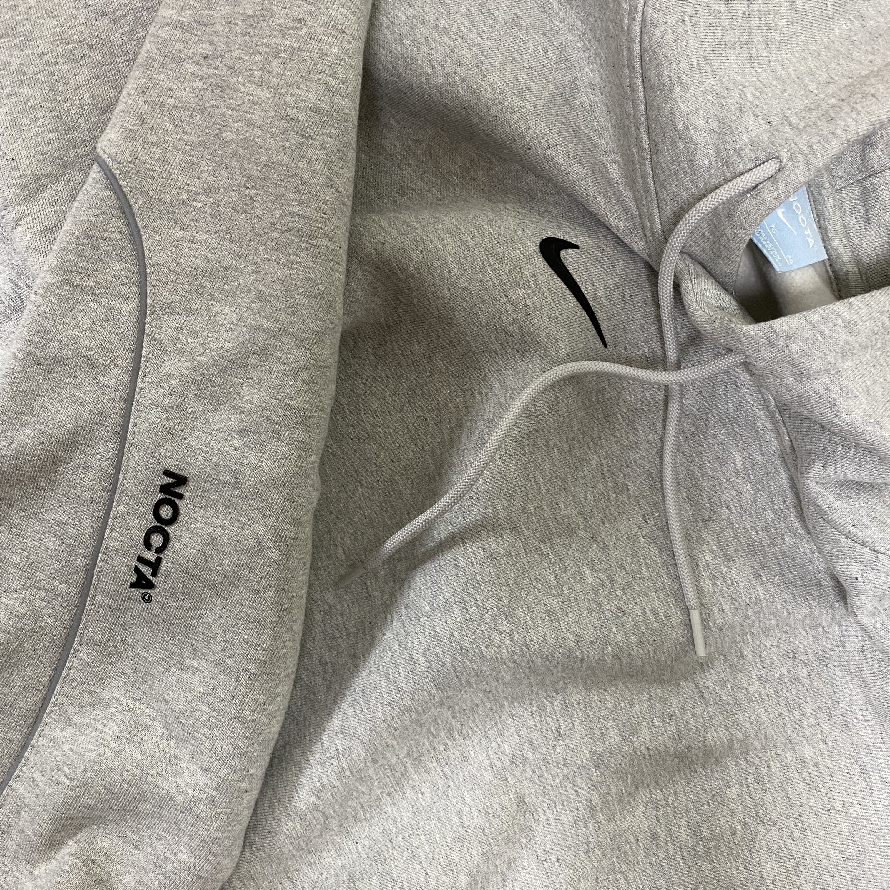 Nike x Drake Nocta Cardinal Stock Essential Hoodie Grey - US/EU, Nike x Drake Nocta Cardinal Stock Essential Hoodie Grey - Asia 착용 스타일