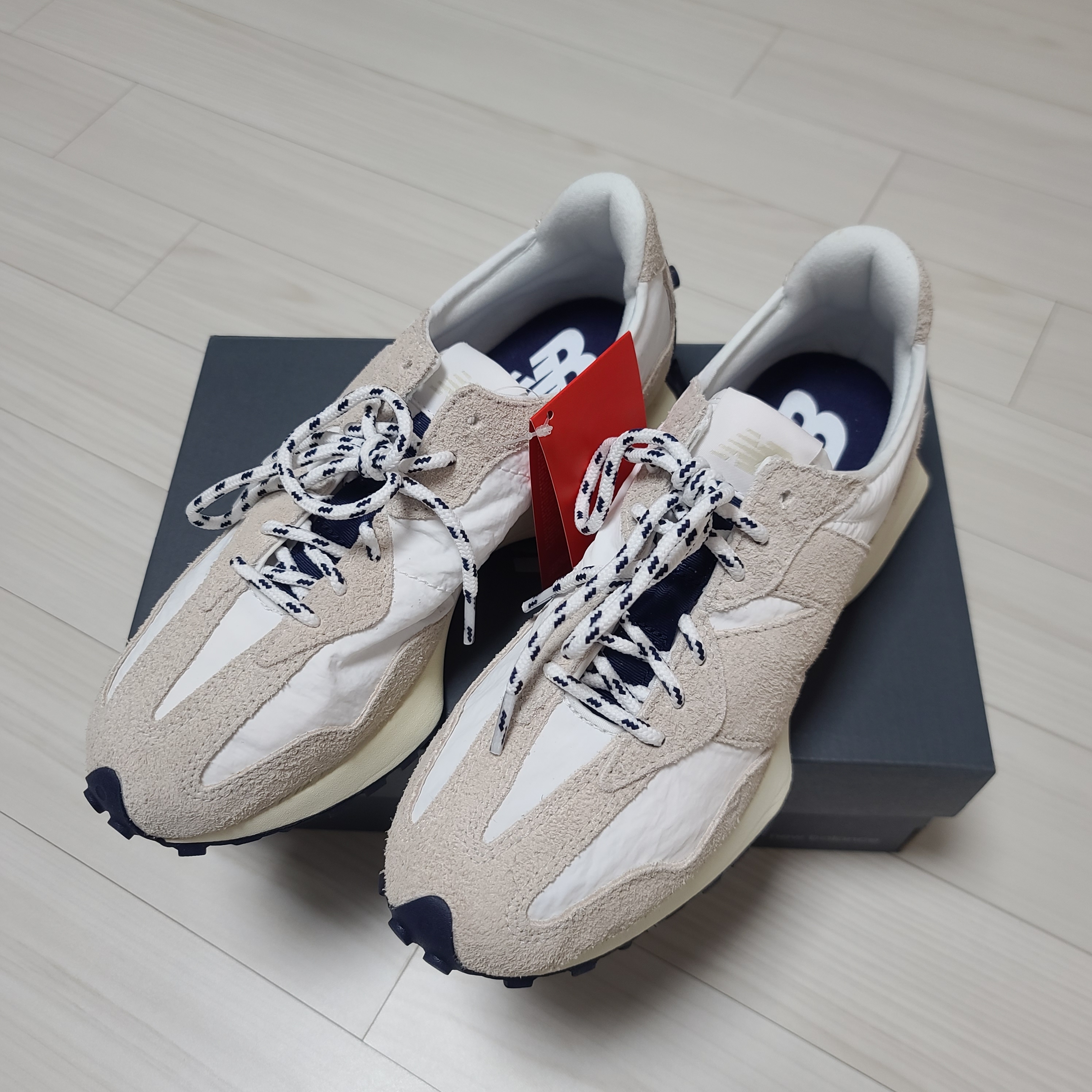 New Balance 327 Moonbeam White 착용 스타일