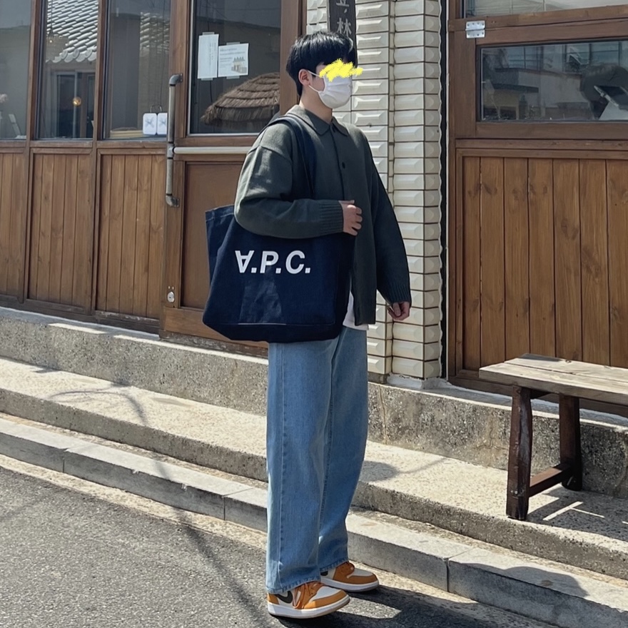 Jordan 1 Low SE Light Curry, A.P.C. Daniela Shopping Bag Indigo 착용 스타일
