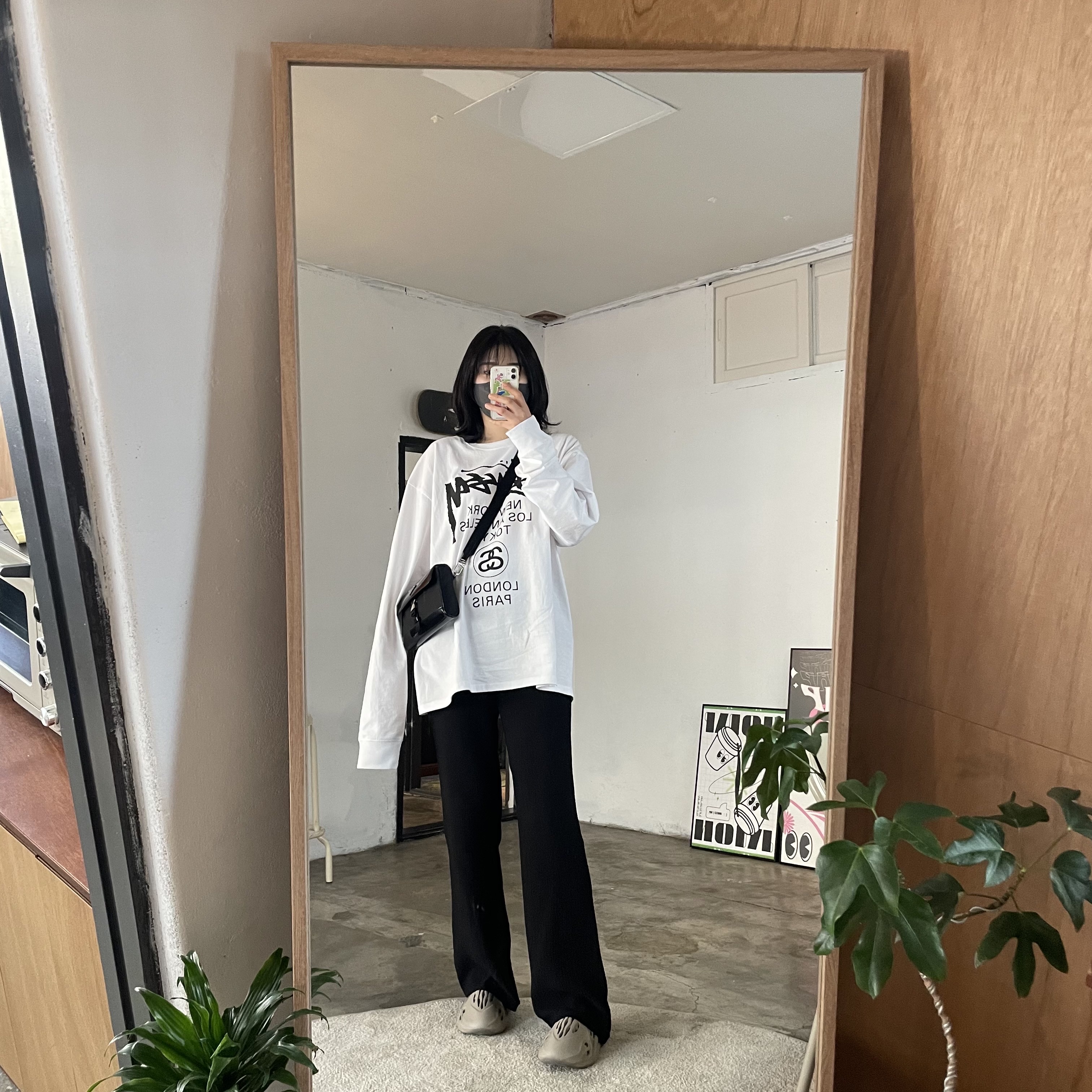 Stussy World Tour LS T-Shirt White, Adidas Yeezy Foam RNNR Stone Sage 착용 스타일