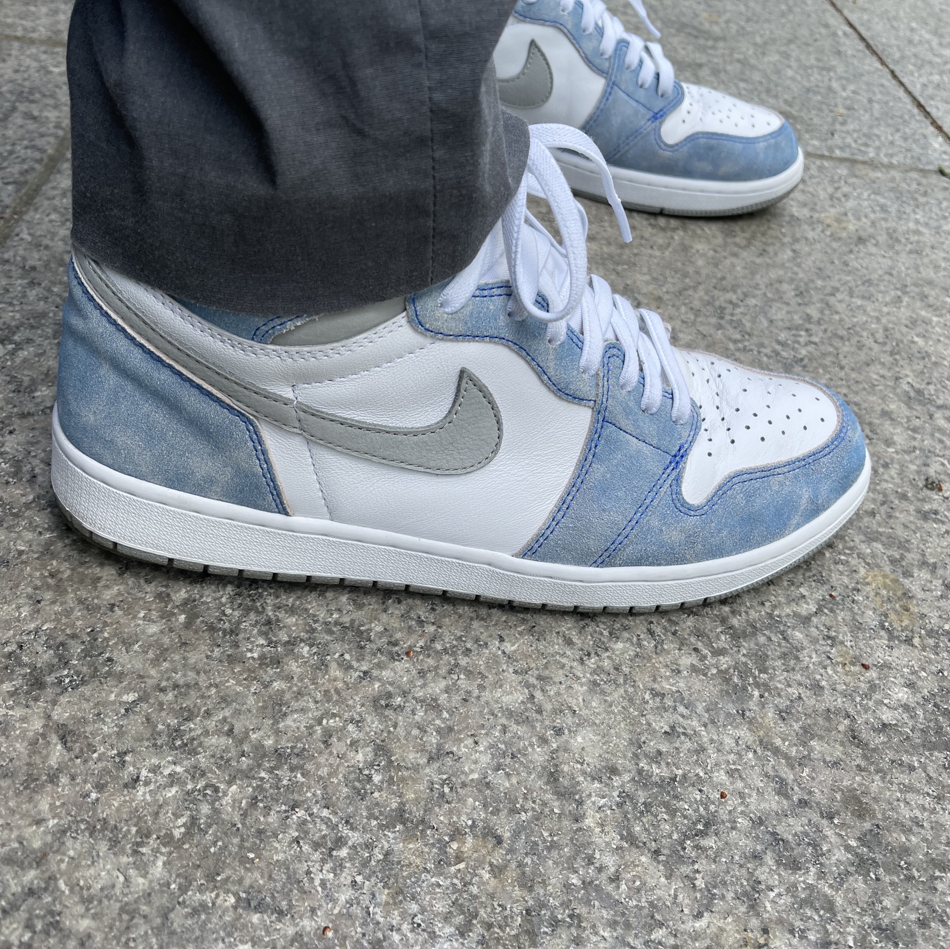 Jordan 1 Retro High OG Hyper Royal 착용 스타일 - 1