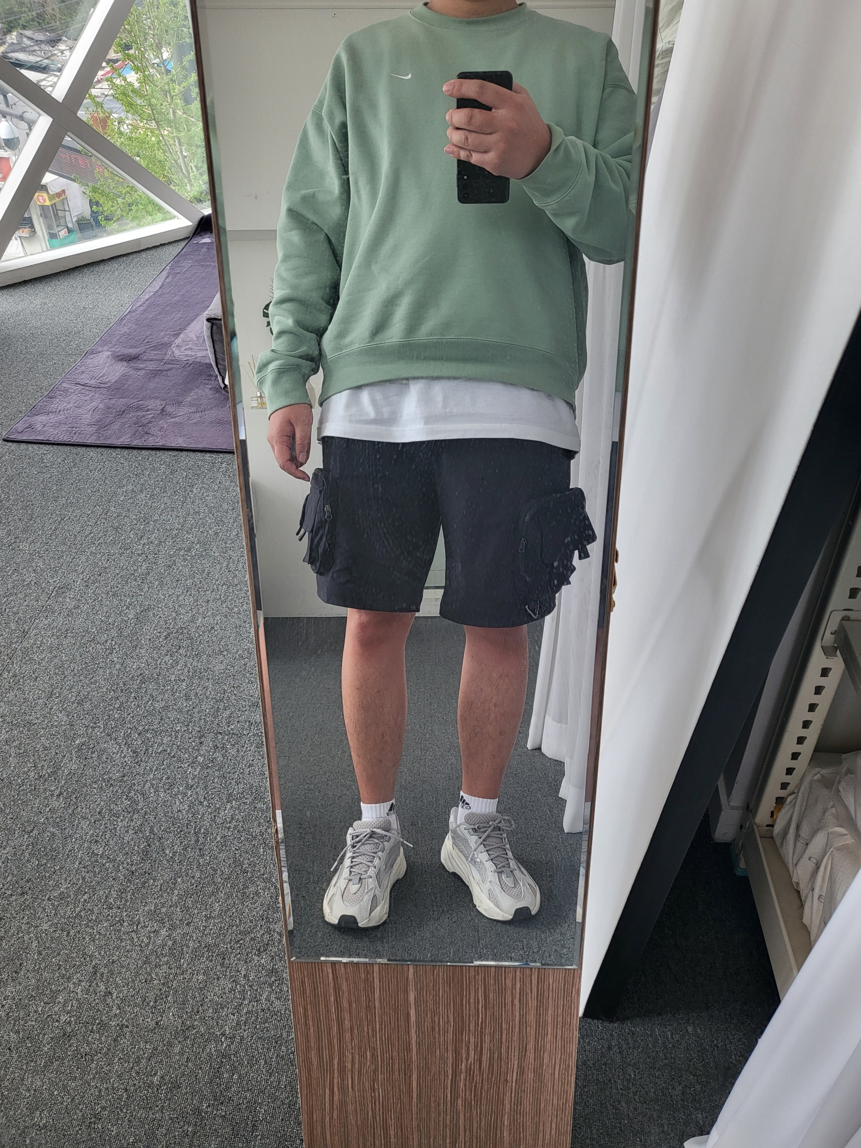Nike NRG Solo Swoosh Crew Fleece Steam - US/EU, Nike ACG Cargo Shorts Black - US/EU 착용 스타일