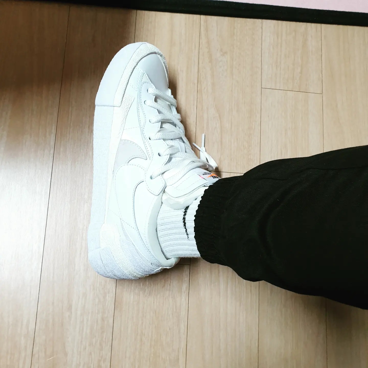 Nike x Sacai Blazer Low White Patent Leather 착용 스타일