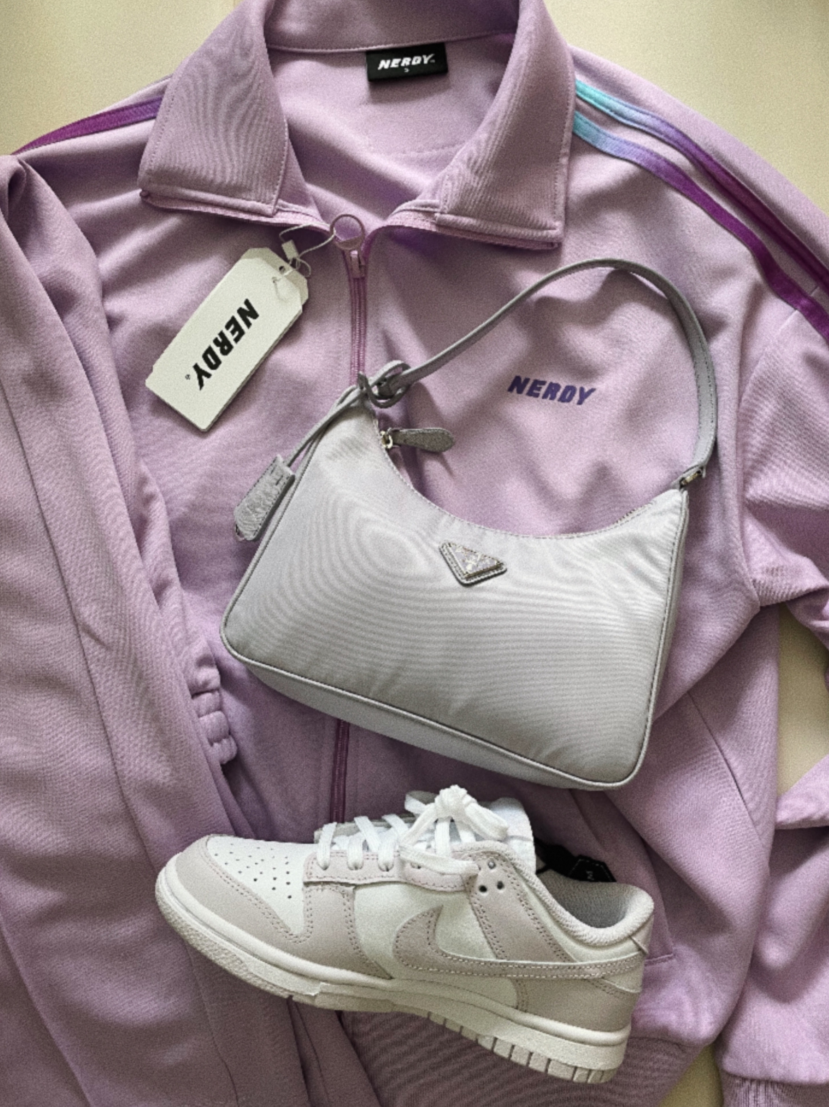 Prada Re-Edition 2005 Saffiano Trim Re-Nylon Mini Hobo Bag Wisteria, (W) Nike Dunk Low Venice 착용 스타일 - 2