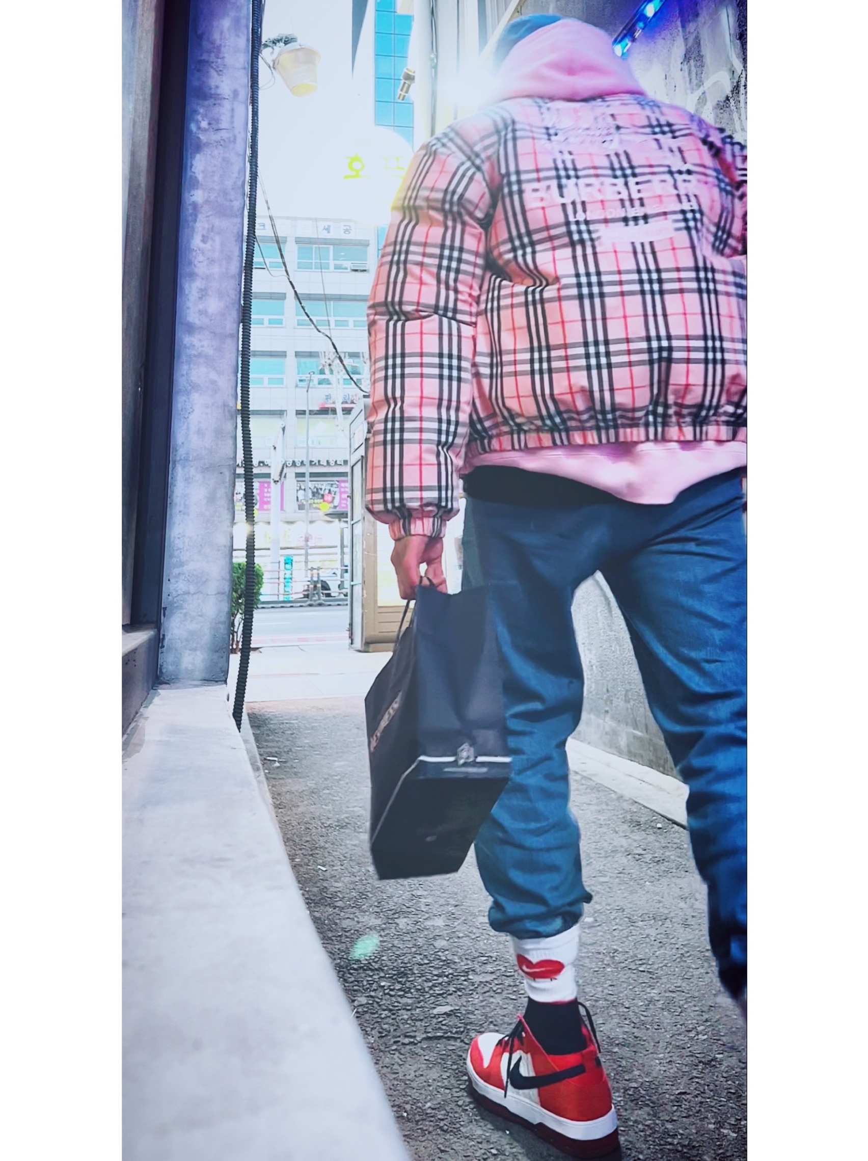 Supreme Washed Chino Twill Camp Cap Denim - 21FW, Supreme x Burberry Box Logo Hooded Sweatshirt Light Pink - 22SS 착용 스타일 - 3