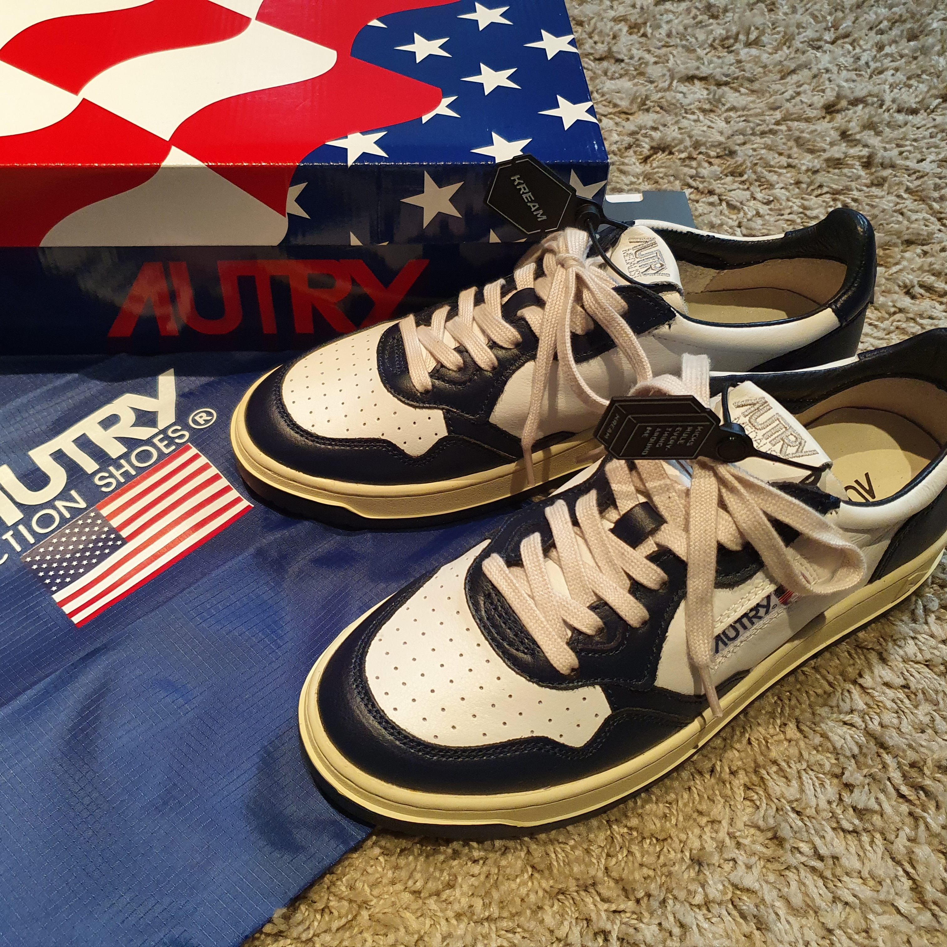 Autry Medalist Low Leather Sneakers Blue White 착용 스타일