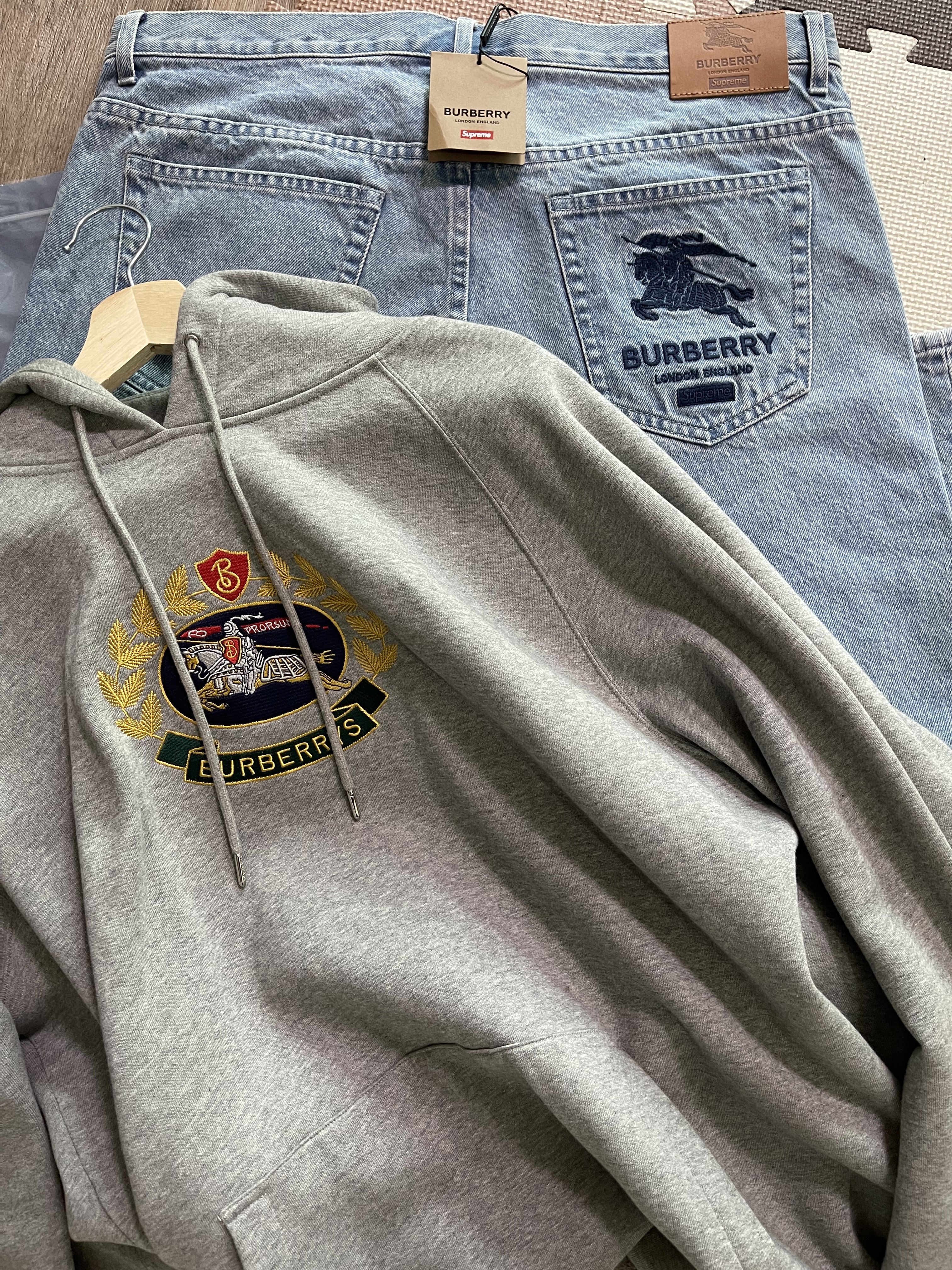Supreme x Burberry Regular Jean Washed Blue - 22SS 착용 스타일