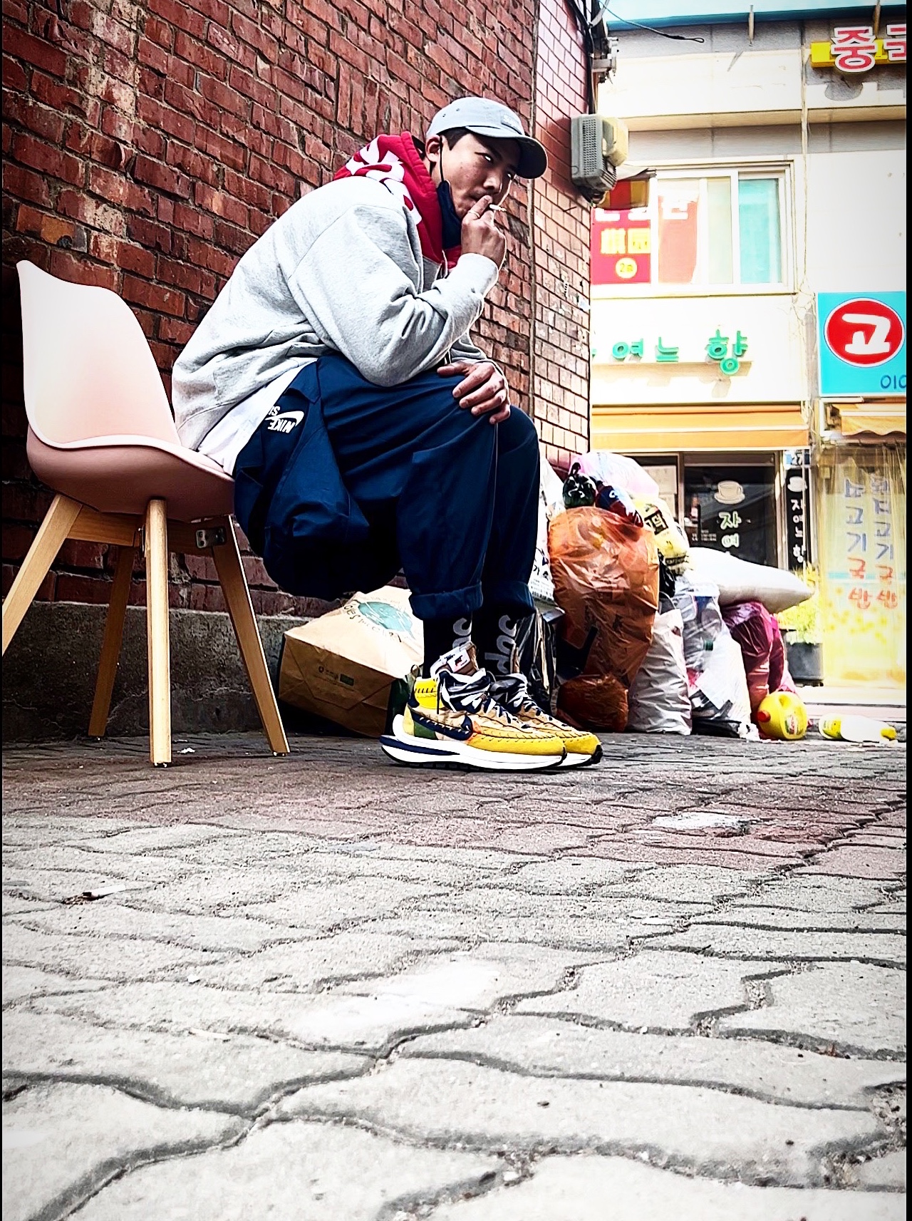Supreme Washed Chino Twill Camp Cap Grey - 22SS, Supreme Contrast Hooded Sweatshirt Heather Grey - 21FW 착용 스타일 - 3