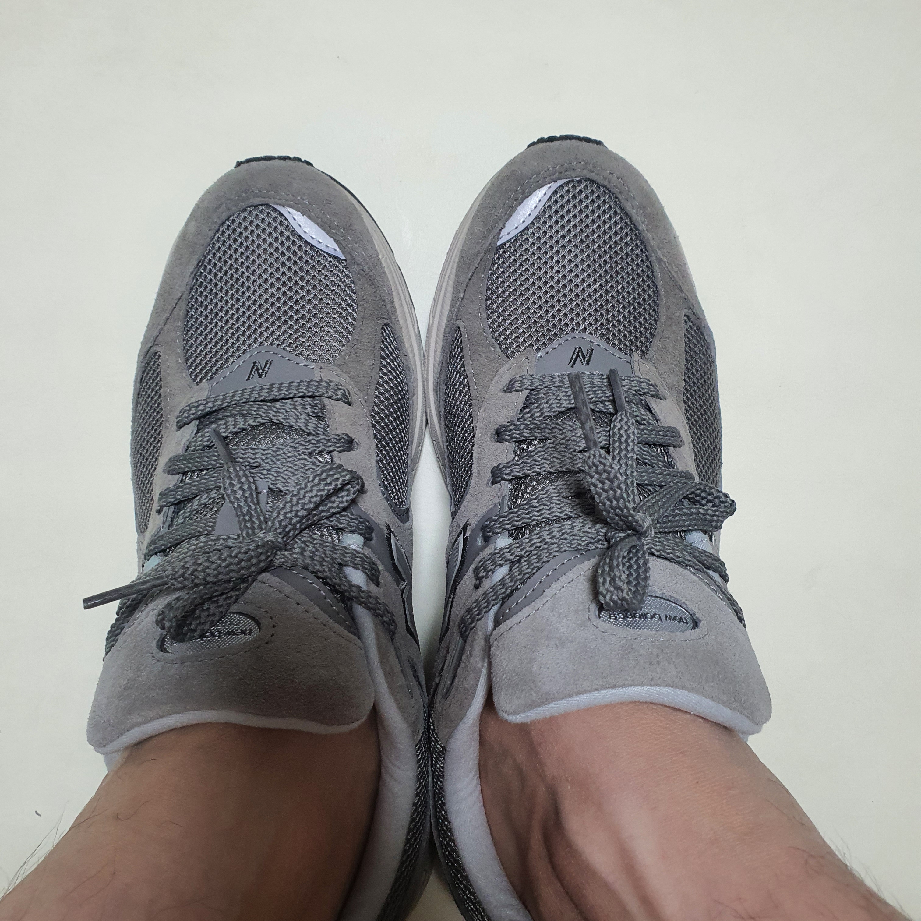 New Balance 2002R Grey 착용 스타일