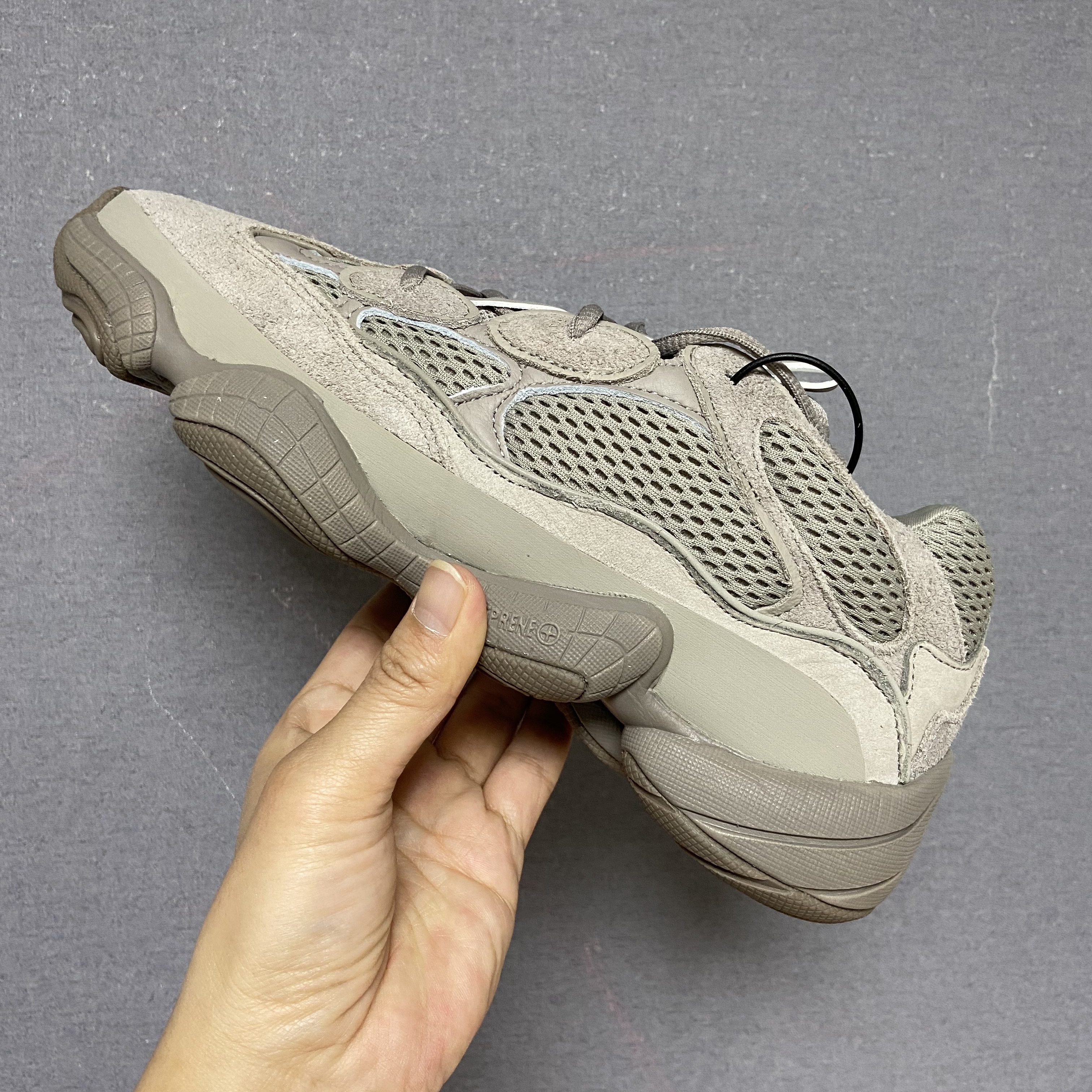 Adidas Yeezy 500 Ash Grey 착용 스타일