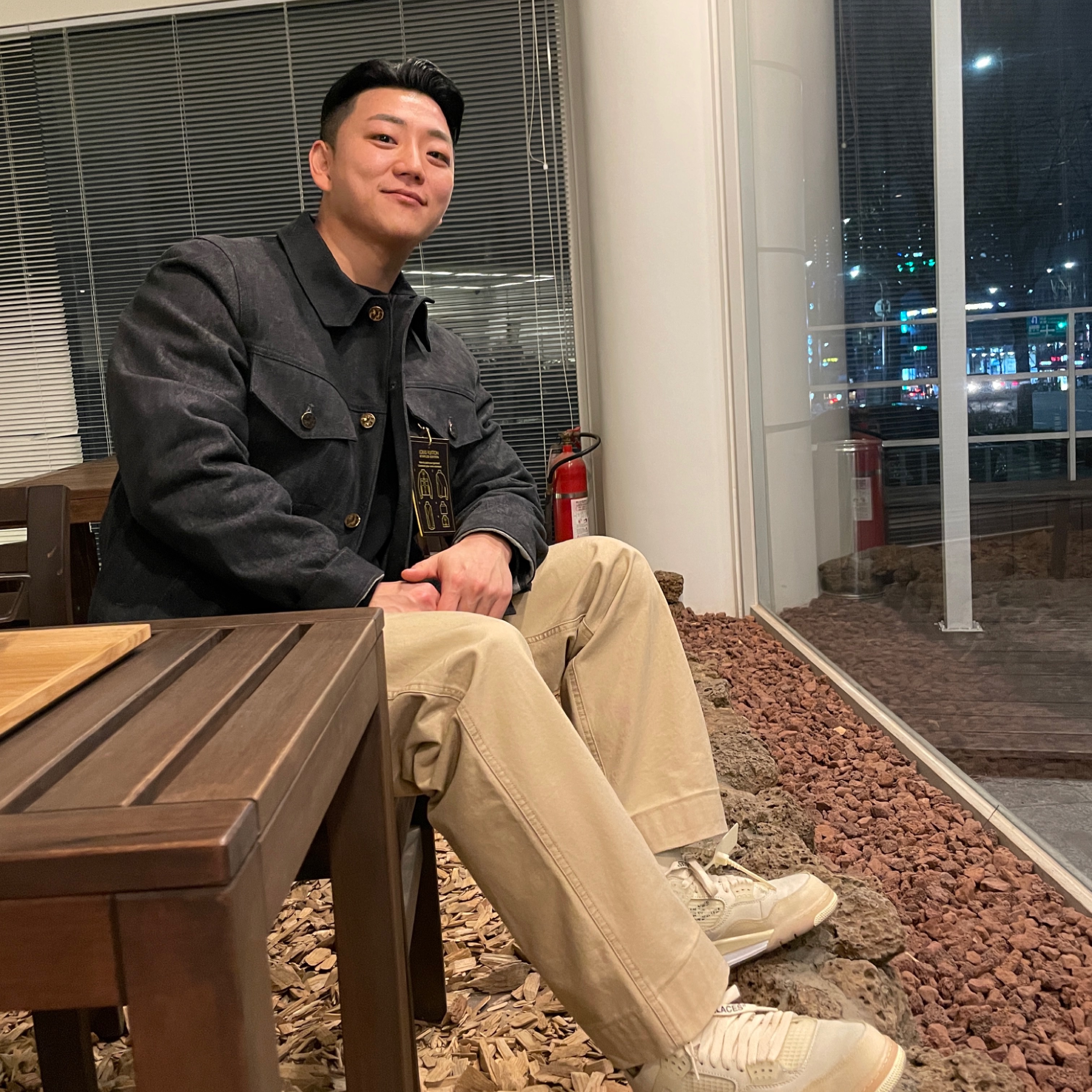 (W) Jordan 4 x Off-White Retro SP Sail, Jordan x Travis Scott Canvas Pants - Asia 착용 스타일
