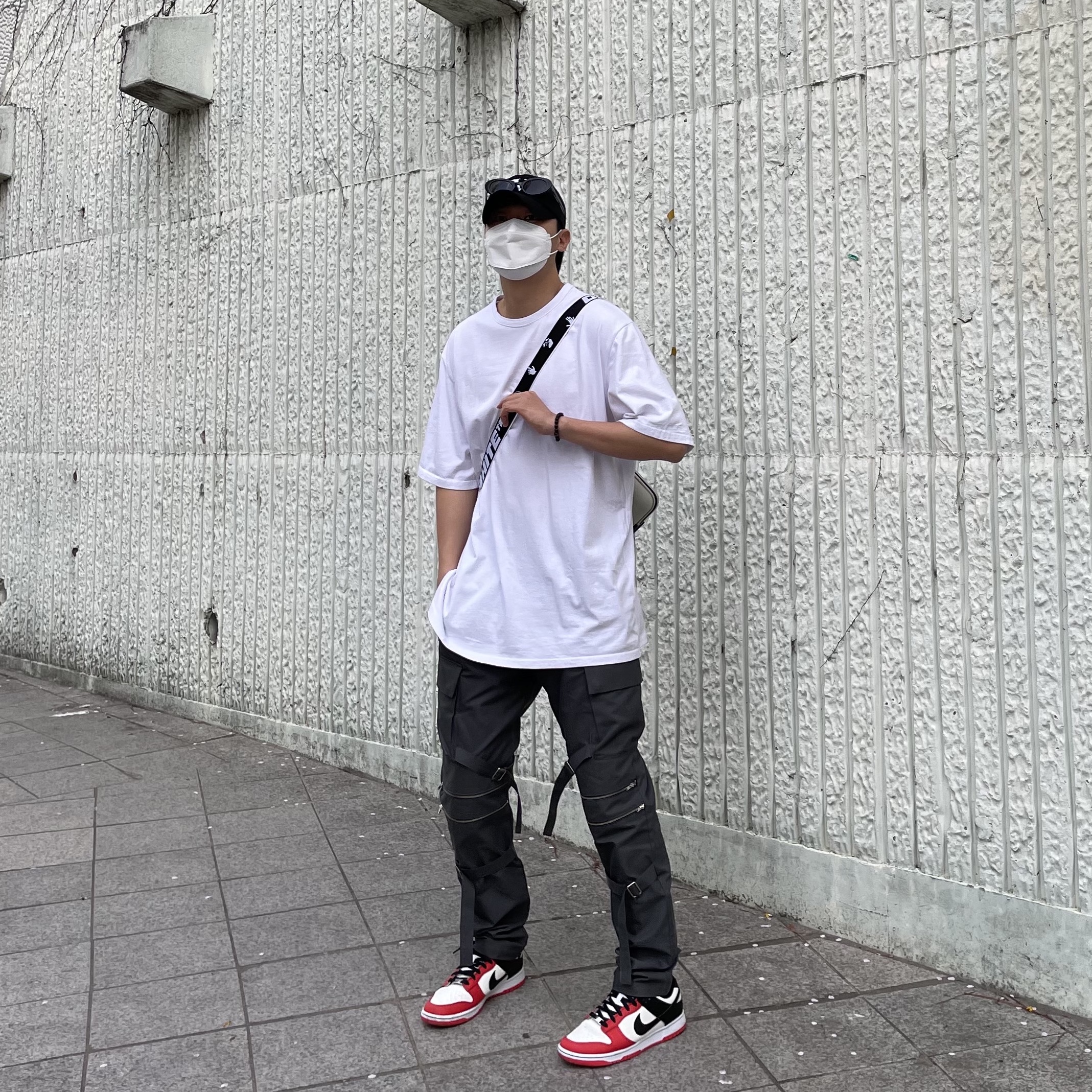Nike x NBA Dunk Low Retro EMB Black and Chile Red 착용 스타일