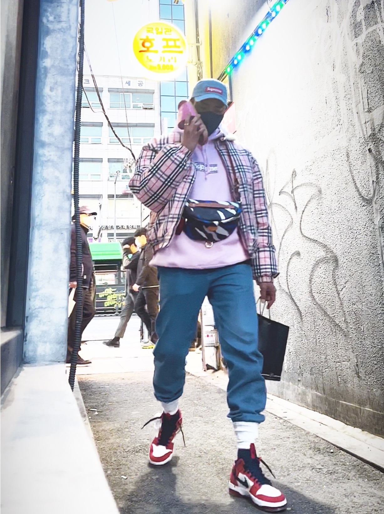 Supreme Washed Chino Twill Camp Cap Denim - 21FW, Supreme x Burberry Shearling Collar Down Puffer Jacket Pink - 22SS 착용 스타일 - 1
