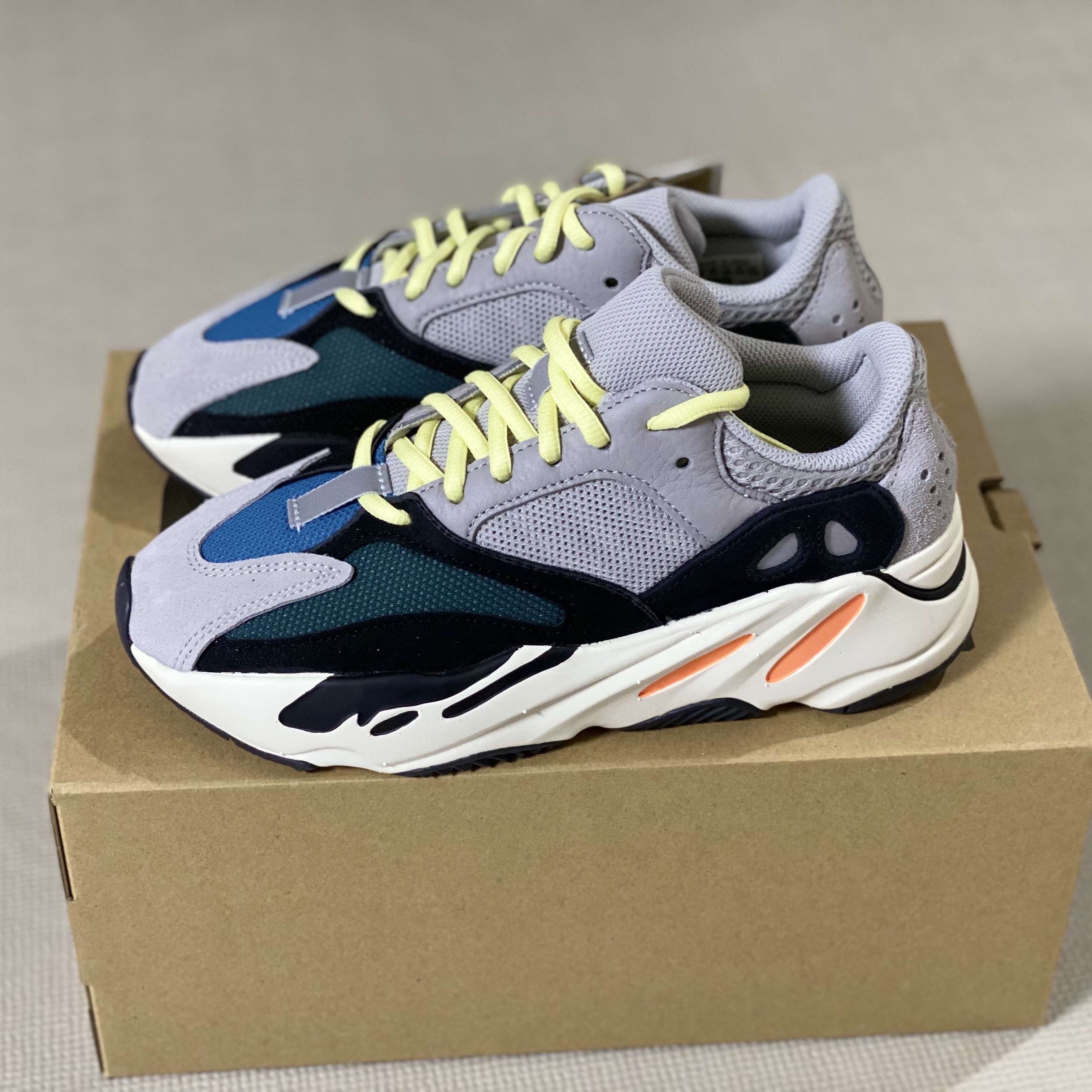 Adidas Yeezy Boost 700 Wave Runner Solid Grey 2021/2022 착용 스타일 - 2