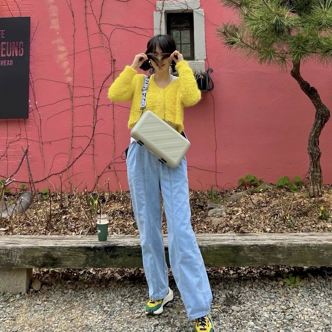 Off-White x Amore Pacific Protection Box (Without Cosmetics), Nike x Sacai VaporWaffle Tour Yellow & Gorge Green Sail 착용 스타일 - 1