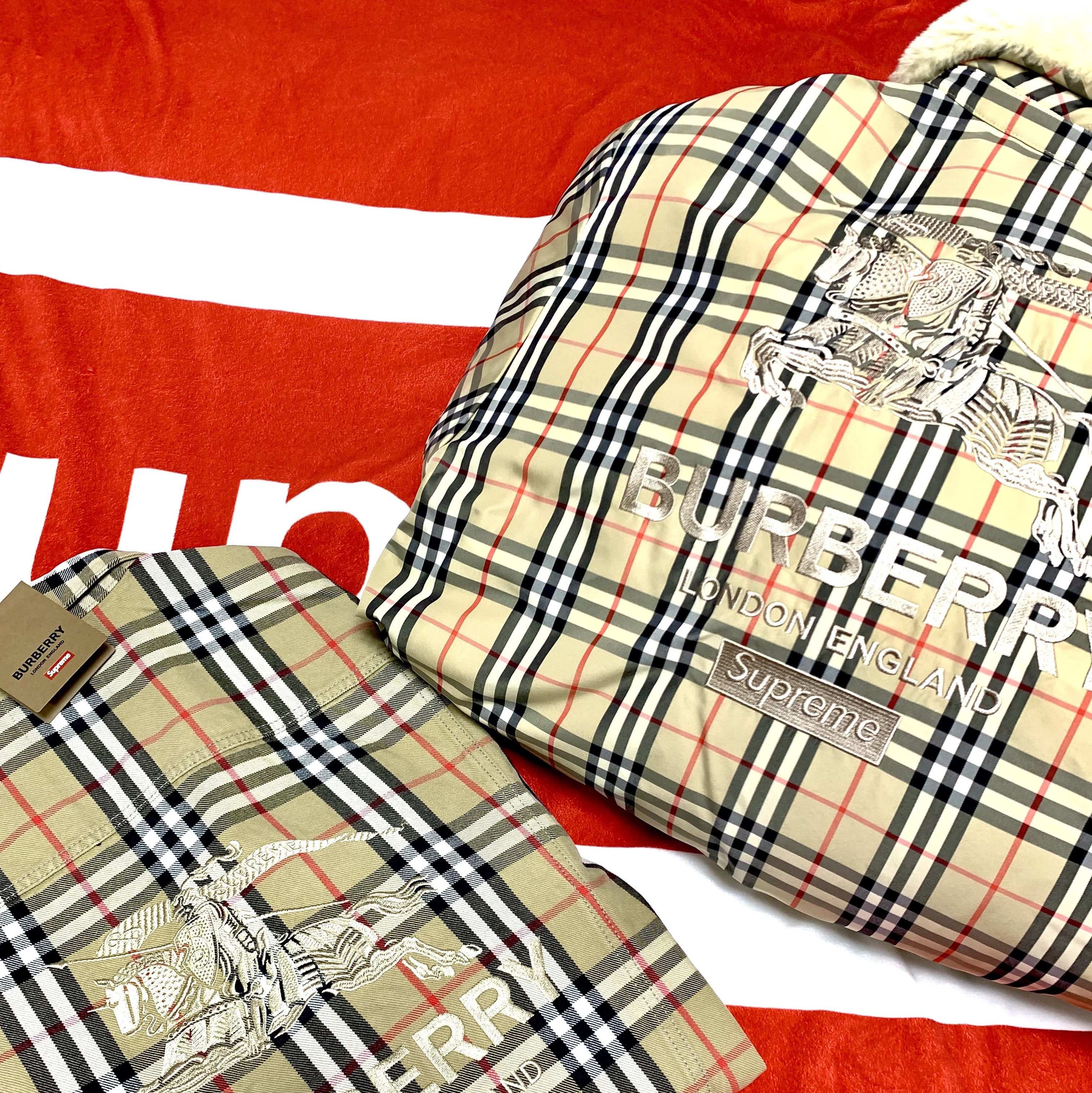 Supreme x Burberry Shearling Collar Down Puffer Jacket Beige - 22SS, Supreme x Burberry Denim Trucker Jacket Beige - 22SS 착용 스타일