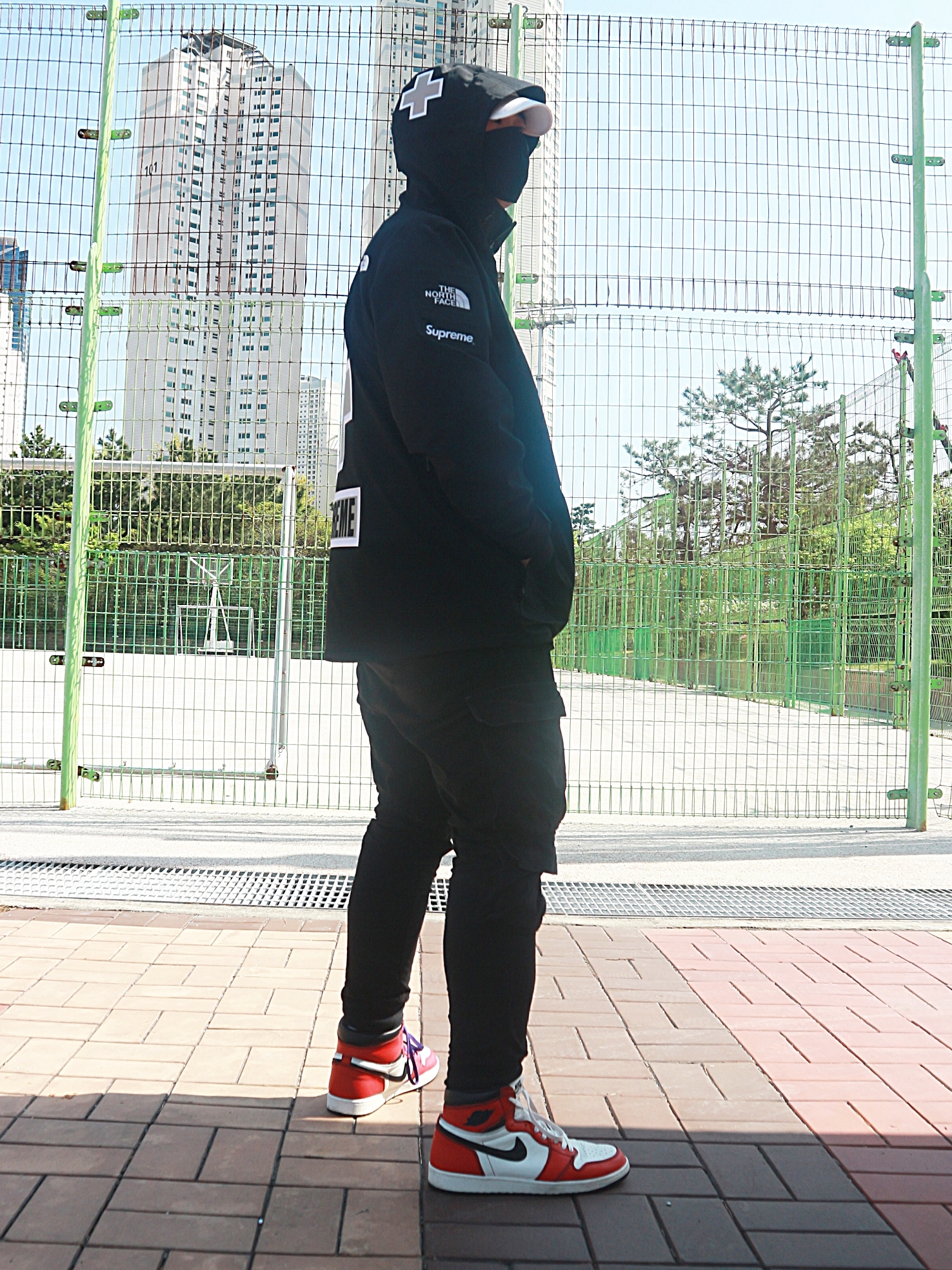 Jordan 1 Retro High OG Defiant SB LA to Chicago, Supreme x The North Face Summit Series Rescue Mountain Pro Jacket Black - 22SS 착용 스타일 - 3