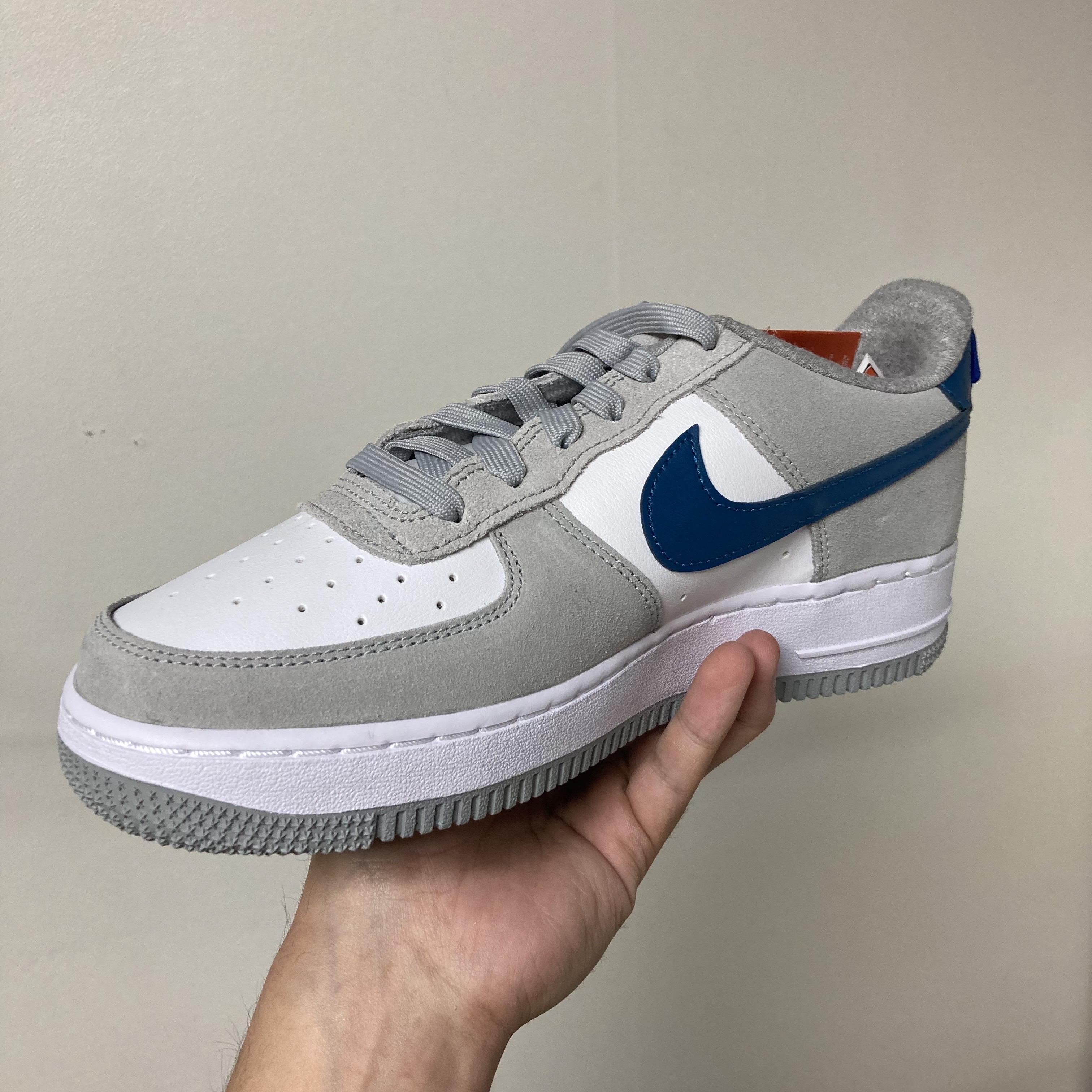 Nike Air Force 1 '07 LV8 Athletic Club Light Smoke Grey Marina, (GS) Nike Air Force 1 LV8 Athletic Club Light Smoke Grey Marina 착용 스타일 - 1