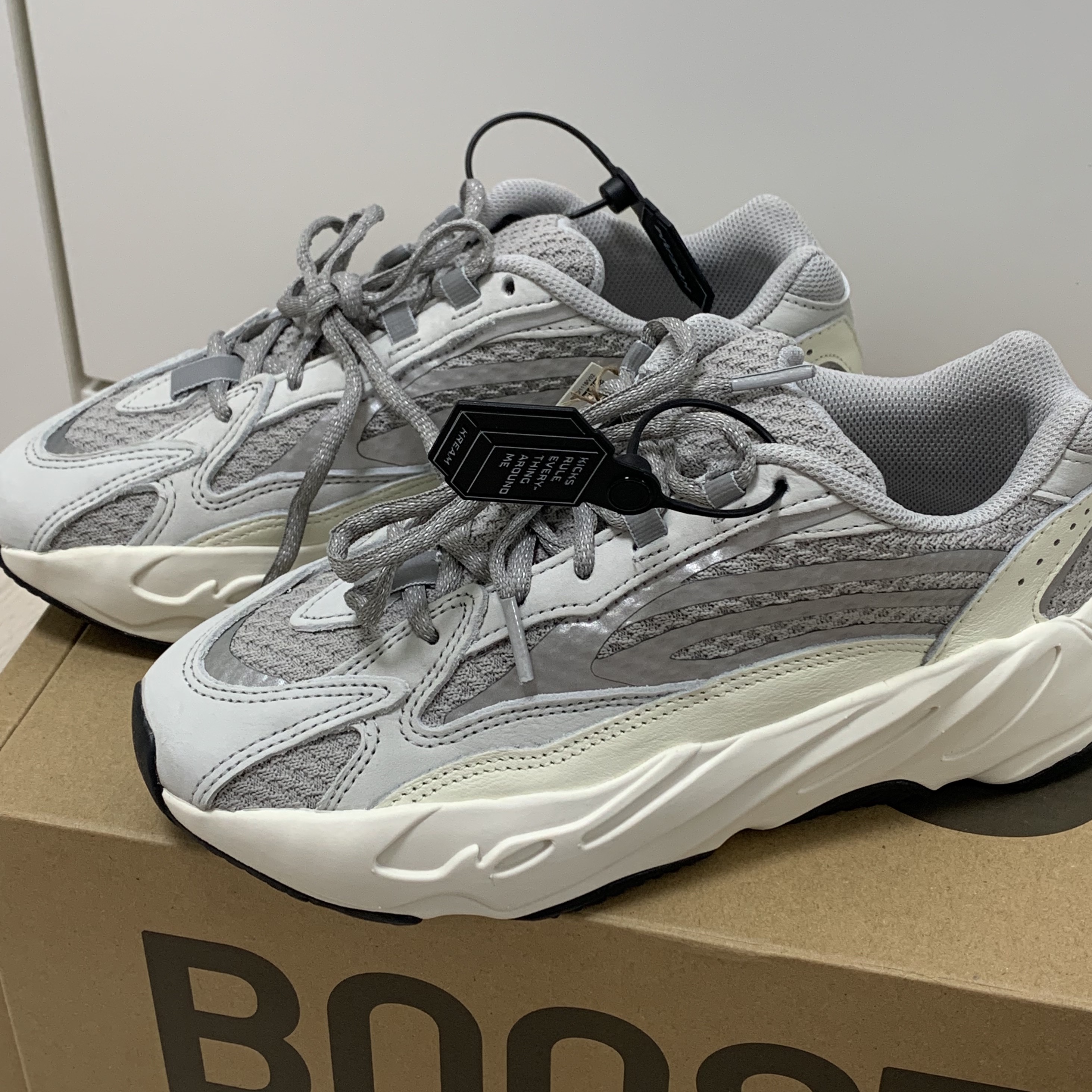 Adidas Yeezy Boost 700 V2 Static 2022 착용 스타일
