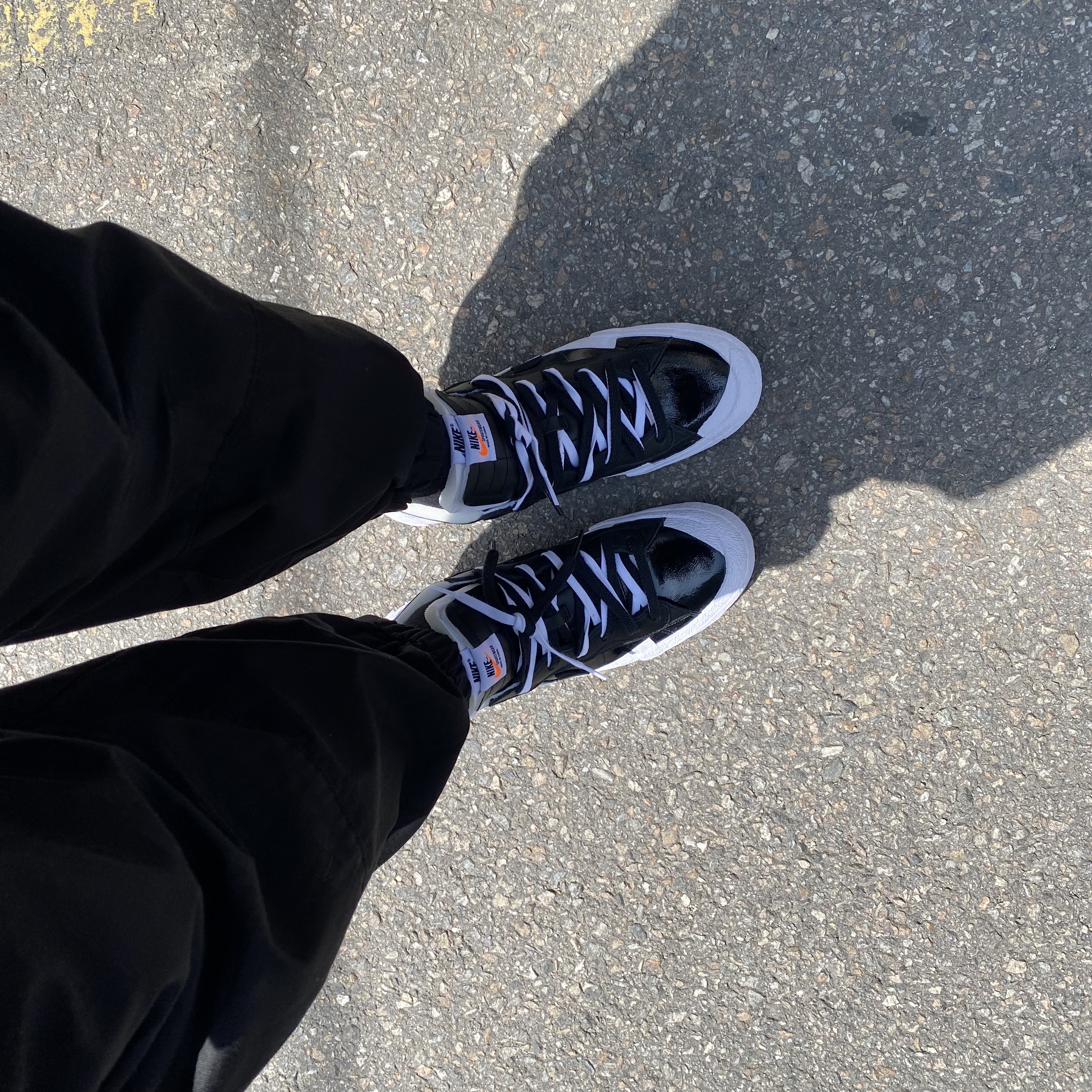 Nike x Sacai Blazer Low Black Patent Leather 착용 스타일 - 1