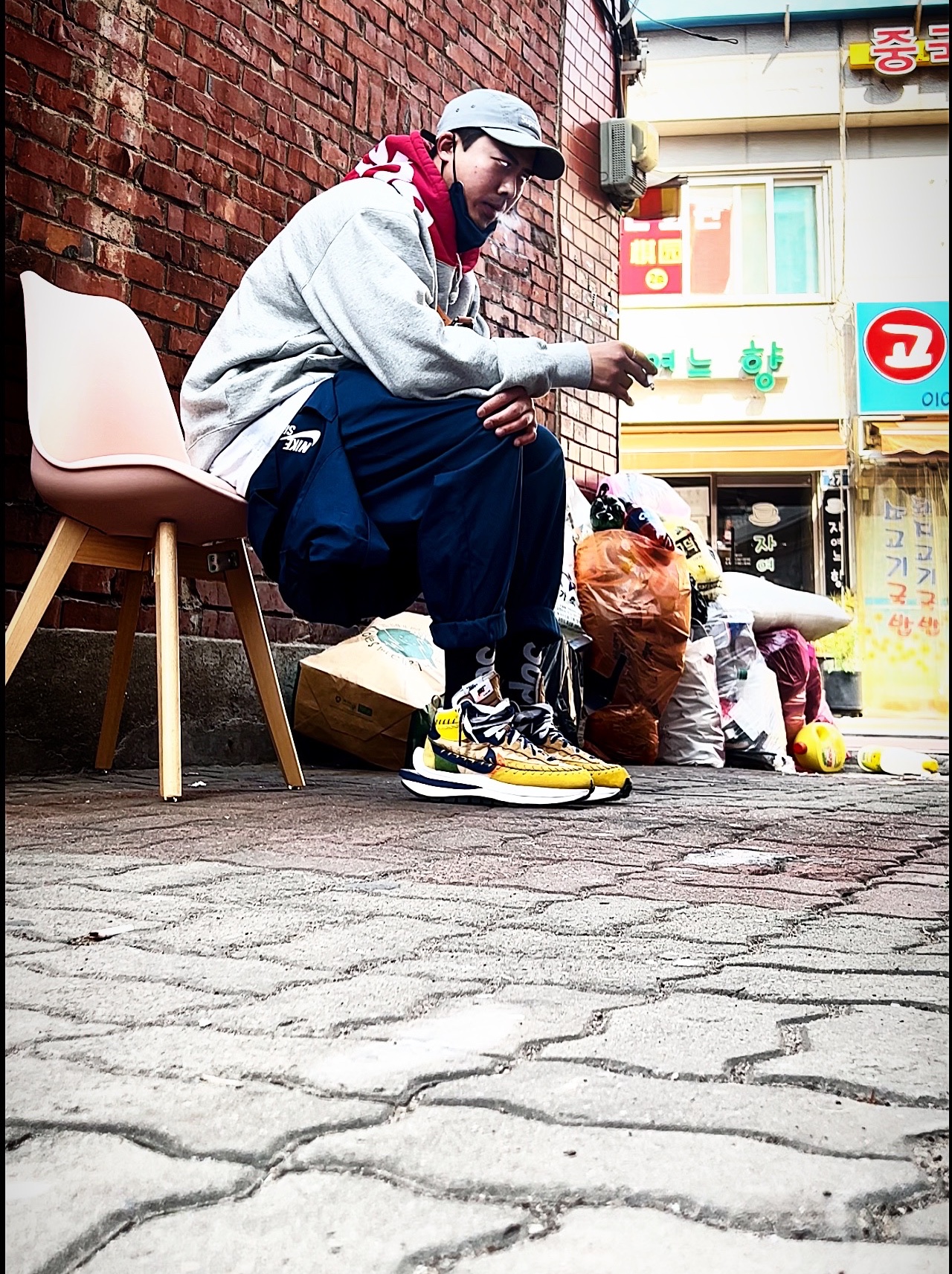 Supreme Washed Chino Twill Camp Cap Grey - 22SS, Supreme Contrast Hooded Sweatshirt Heather Grey - 21FW 착용 스타일 - 4