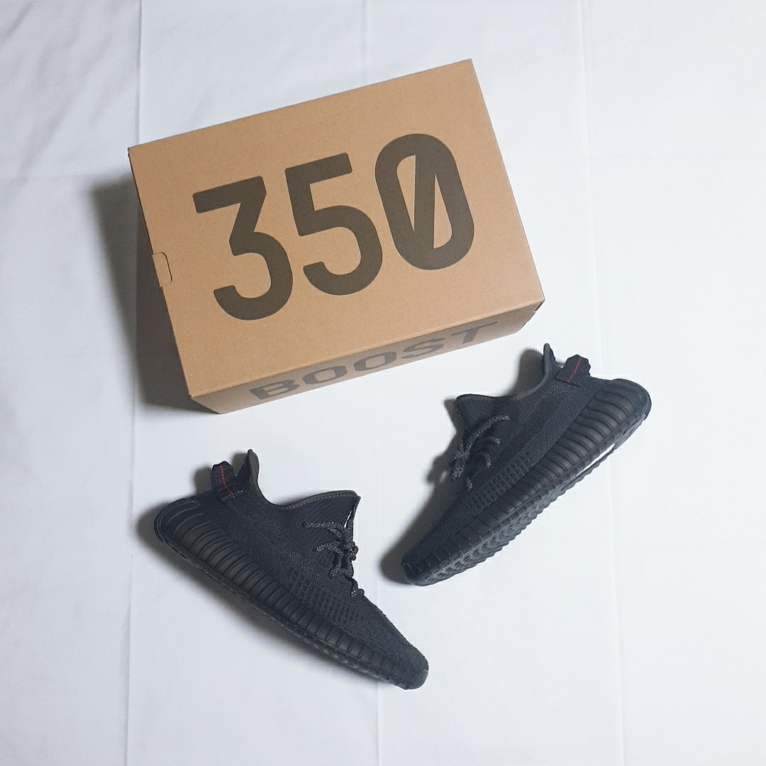 Adidas Yeezy Boost 350 V2 Black - Non-Reflective 착용 스타일 - 5