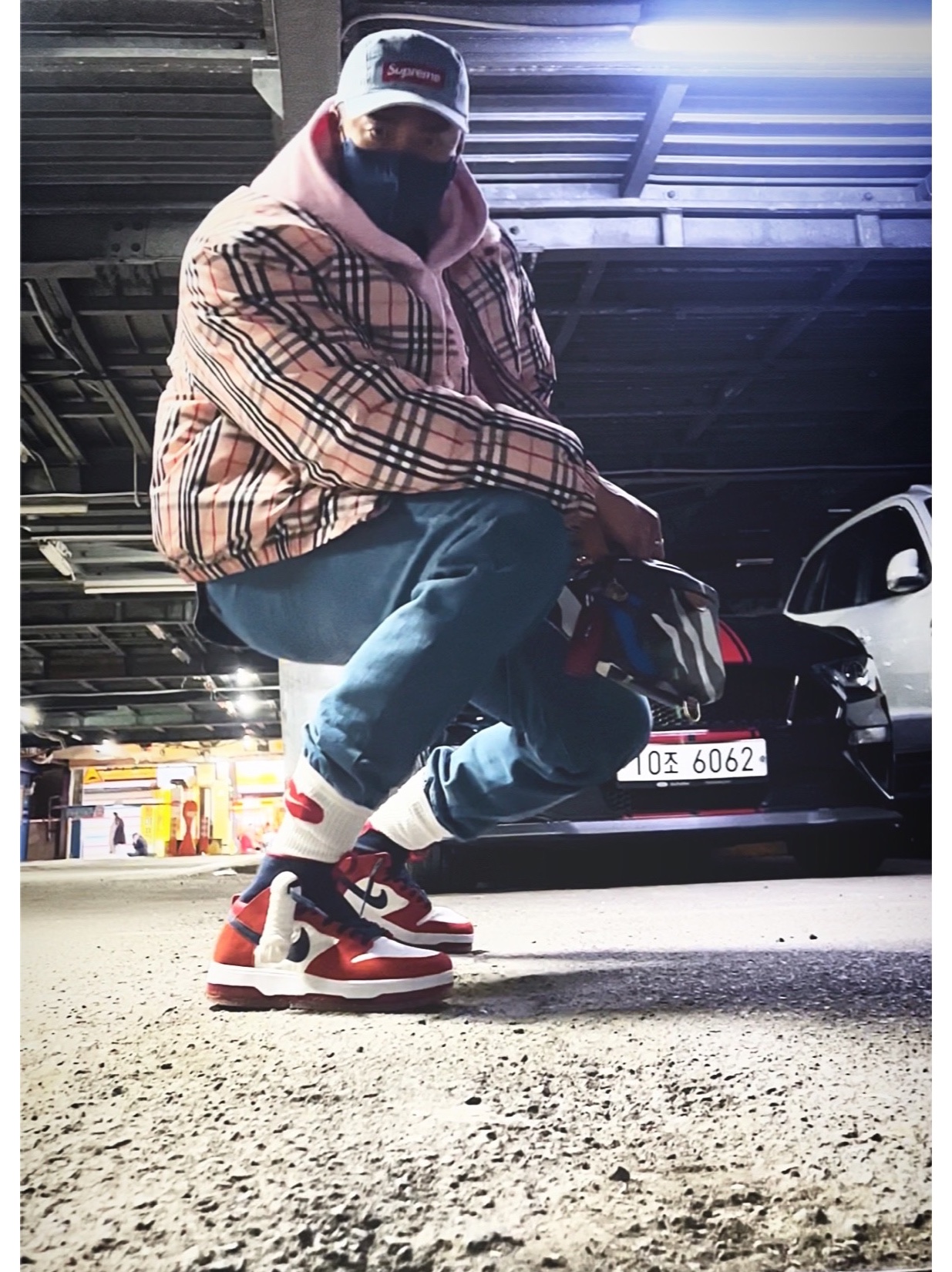 Supreme Washed Chino Twill Camp Cap Denim - 21FW, Supreme x Burberry Box Logo Hooded Sweatshirt Light Pink - 22SS 착용 스타일 - 2
