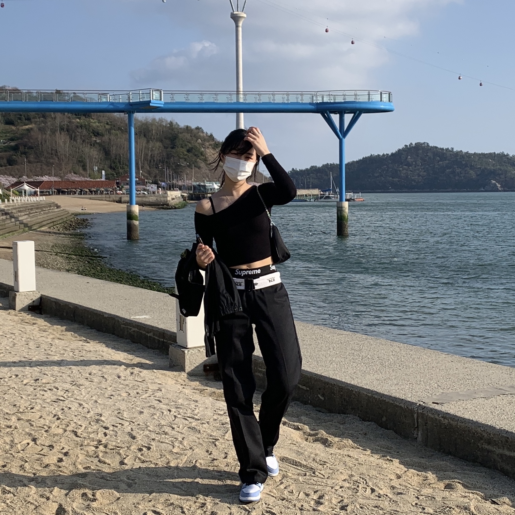 Supreme Hanes Boxer Briefs Black (4 Pack), Jordan 1 Retro High OG University Blue 착용 스타일 - 1