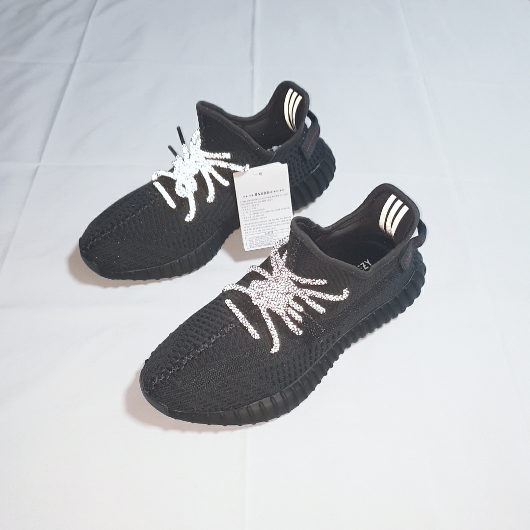 Adidas Yeezy Boost 350 V2 Black - Non-Reflective 착용 스타일 - 3