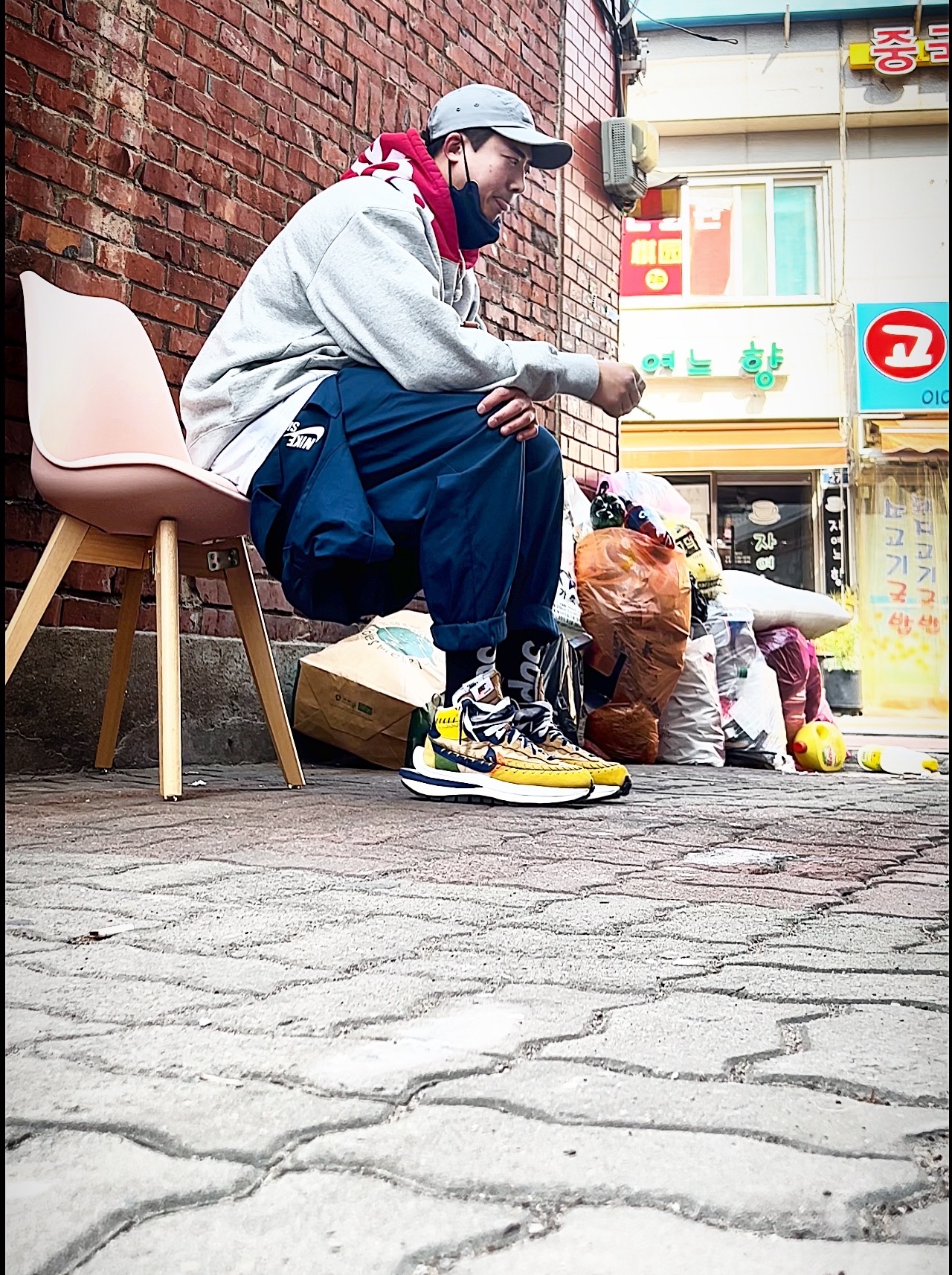 Supreme Washed Chino Twill Camp Cap Grey - 22SS, Supreme Contrast Hooded Sweatshirt Heather Grey - 21FW 착용 스타일 - 1