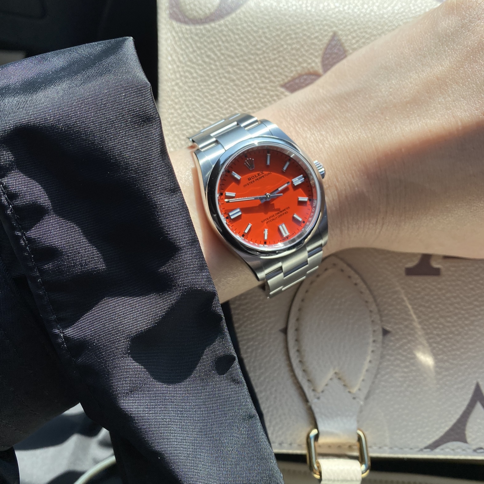Rolex Oyster Perpetual 36mm 126000 Coral Red Oyster 착용 스타일