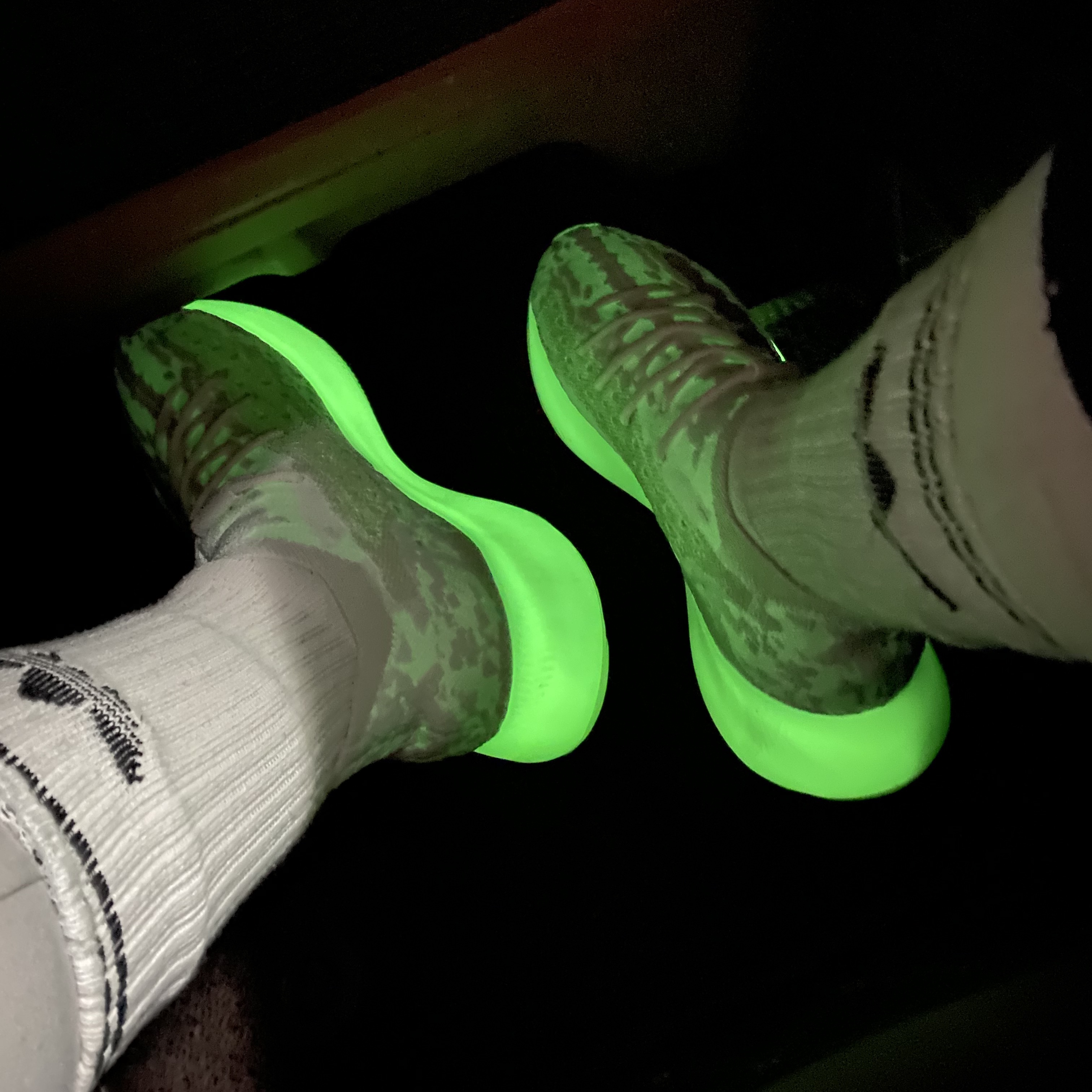 Adidas Yeezy Boost 380 Calcite Glow 착용 스타일