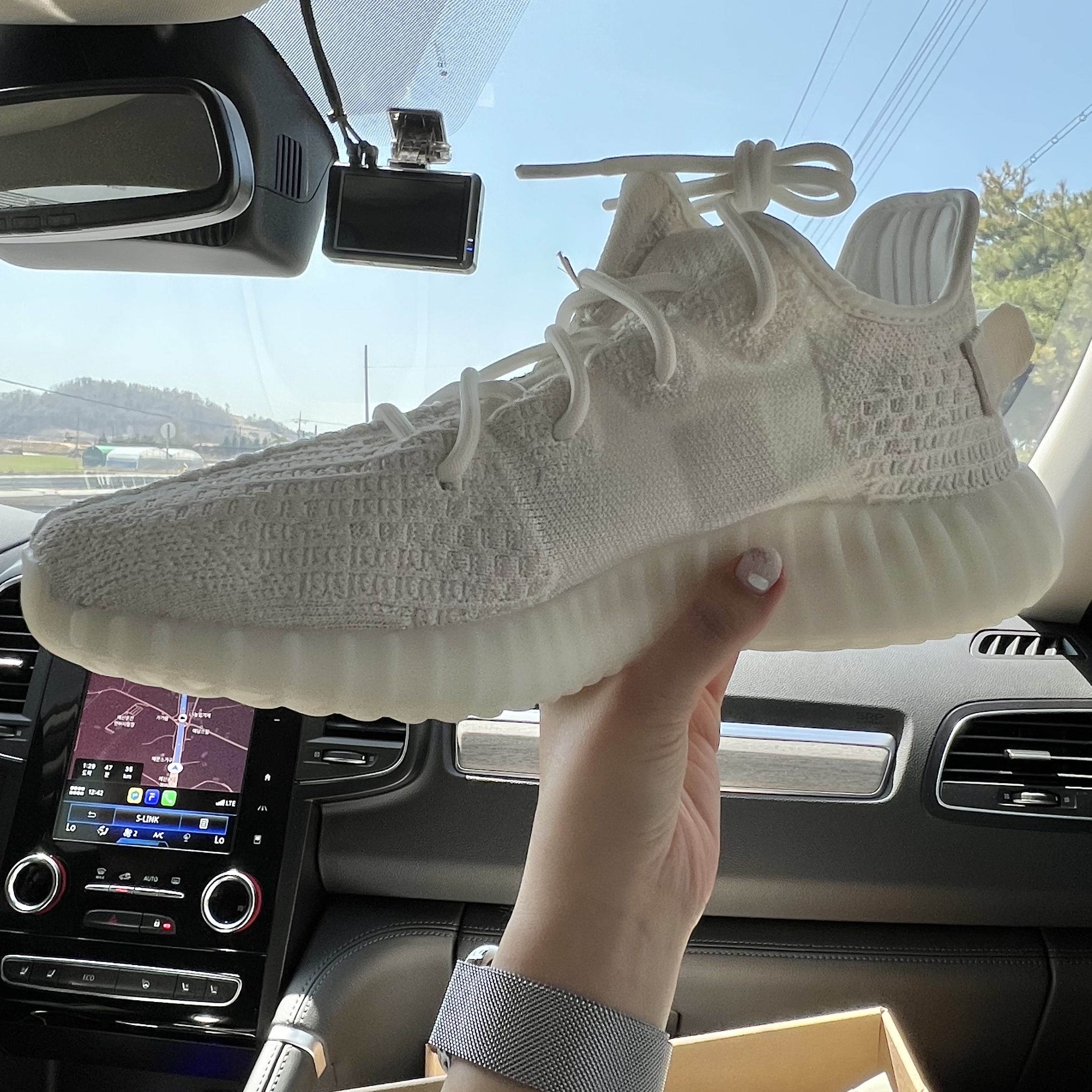 Adidas Yeezy Boost 350 V2 Bone 착용 스타일