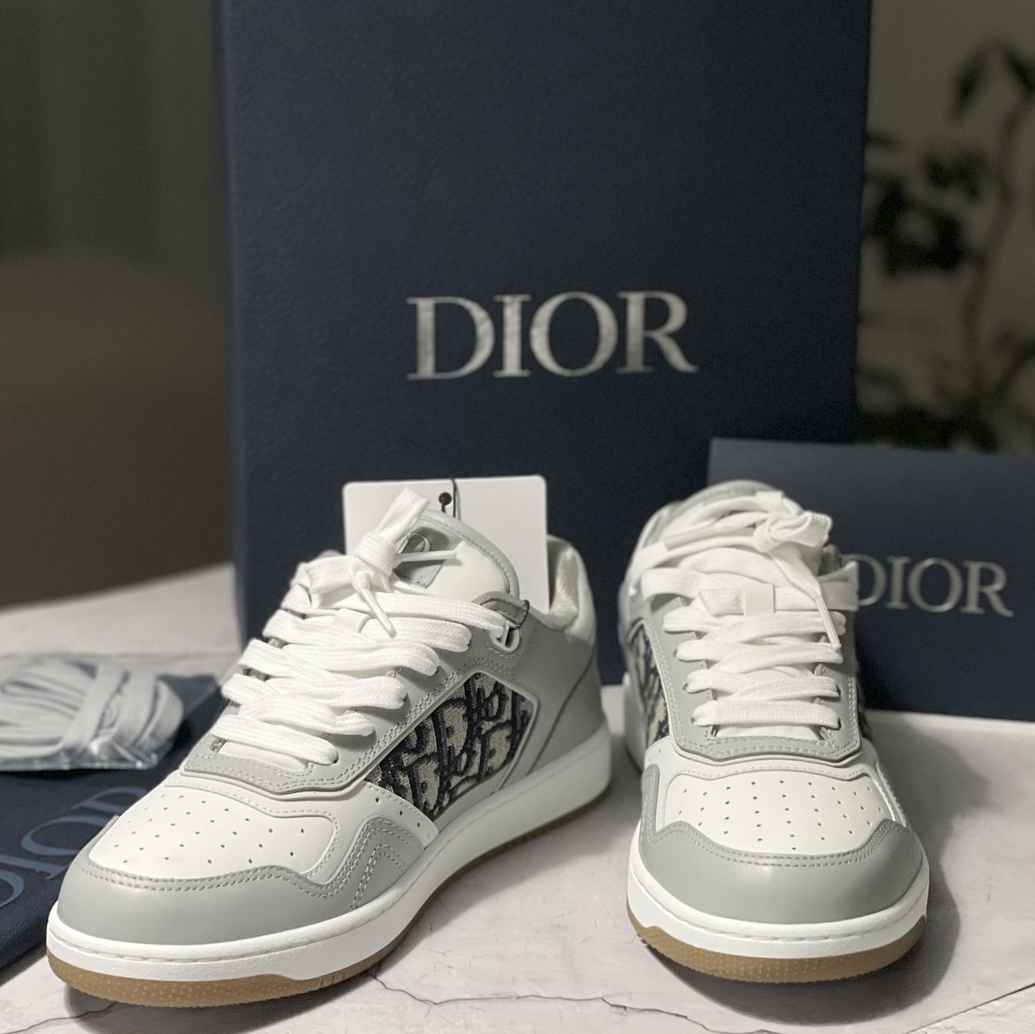 Dior B27 Low-Top Sneakers Gray 착용 스타일 - 2