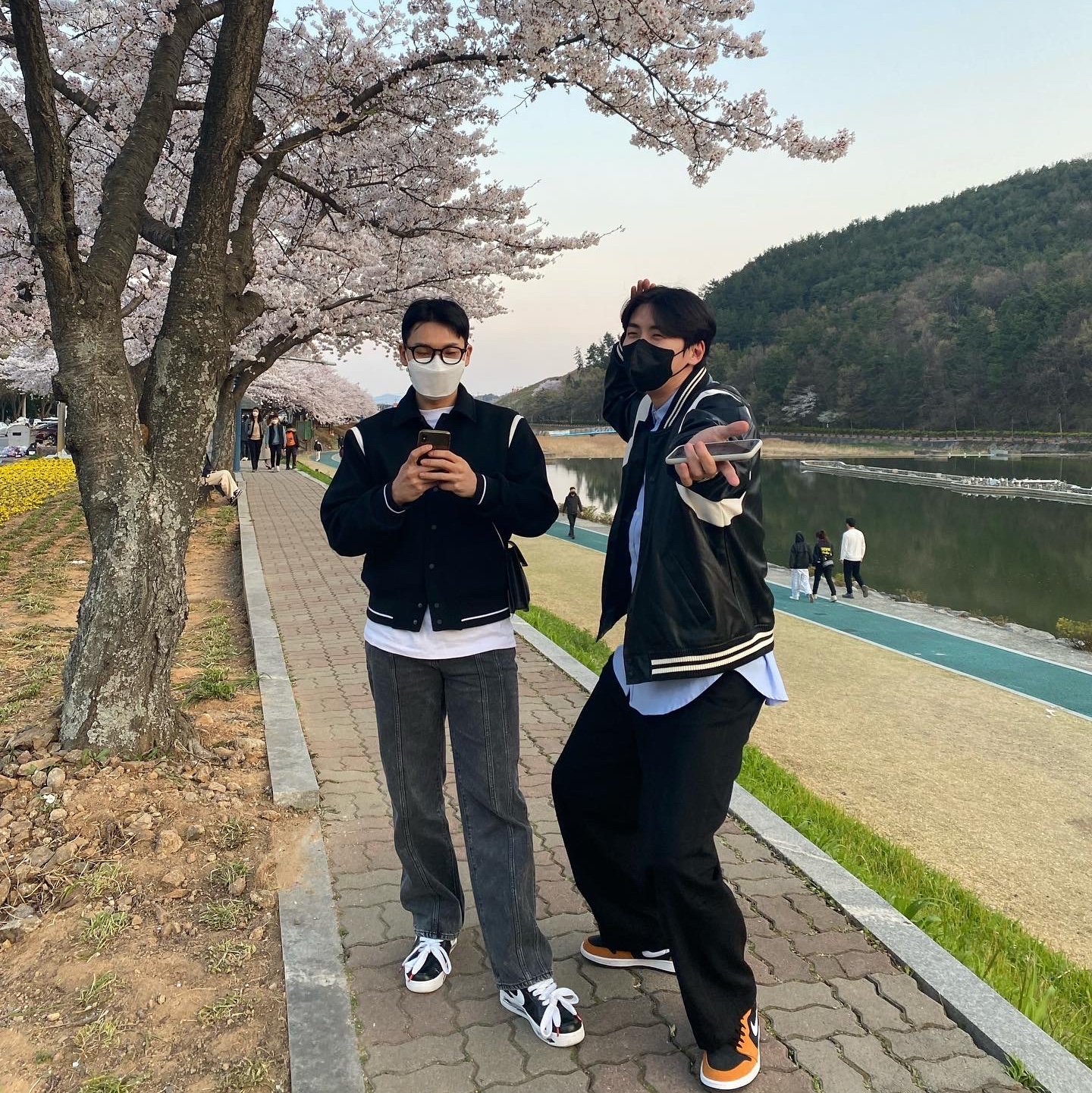 Jordan 1 Zoom Air CMFT Monarch Orange, Nike x Peaceminusone Air Force 1 Low Para-Noise 착용 스타일 - 2