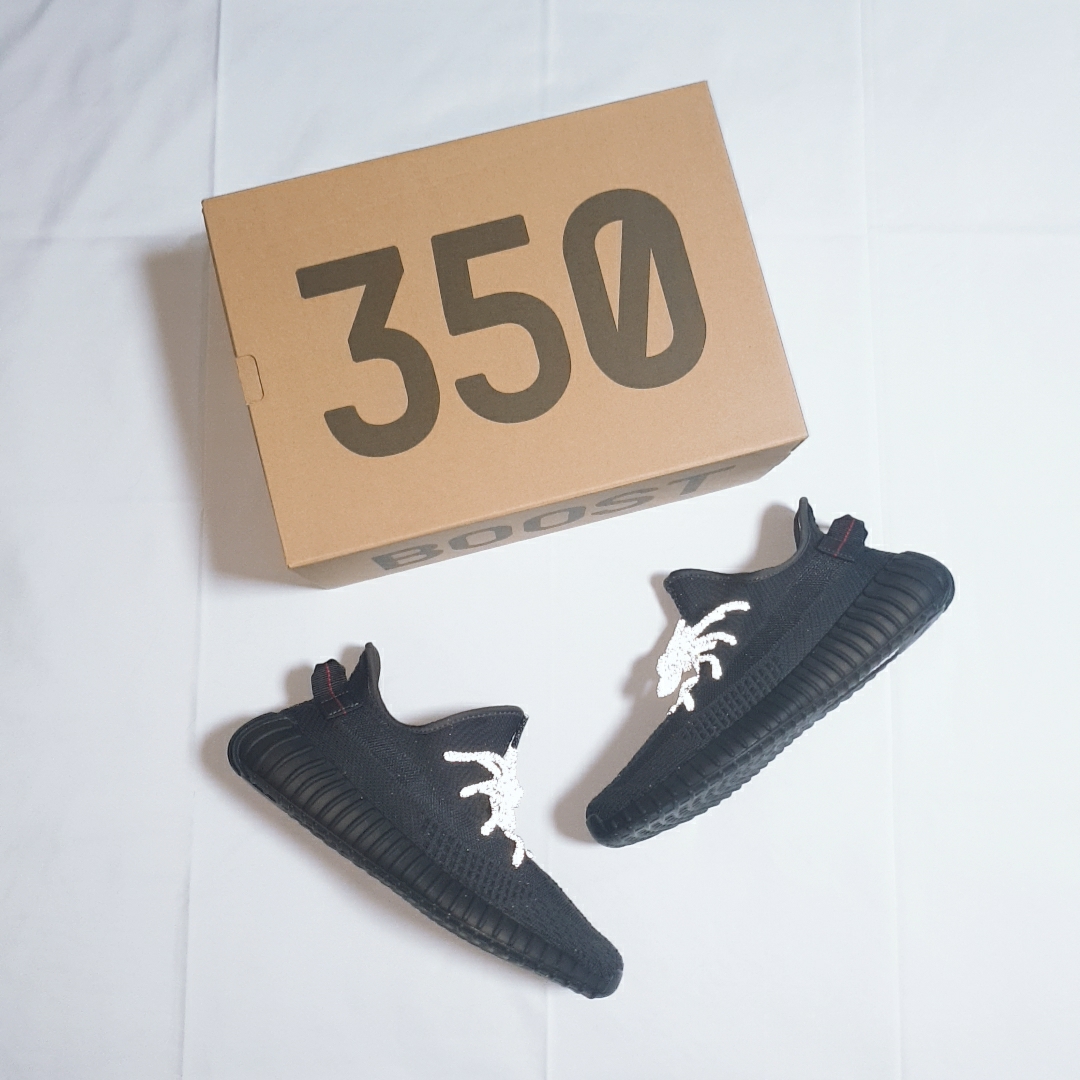 Adidas Yeezy Boost 350 V2 Black - Non-Reflective 착용 스타일 - 4