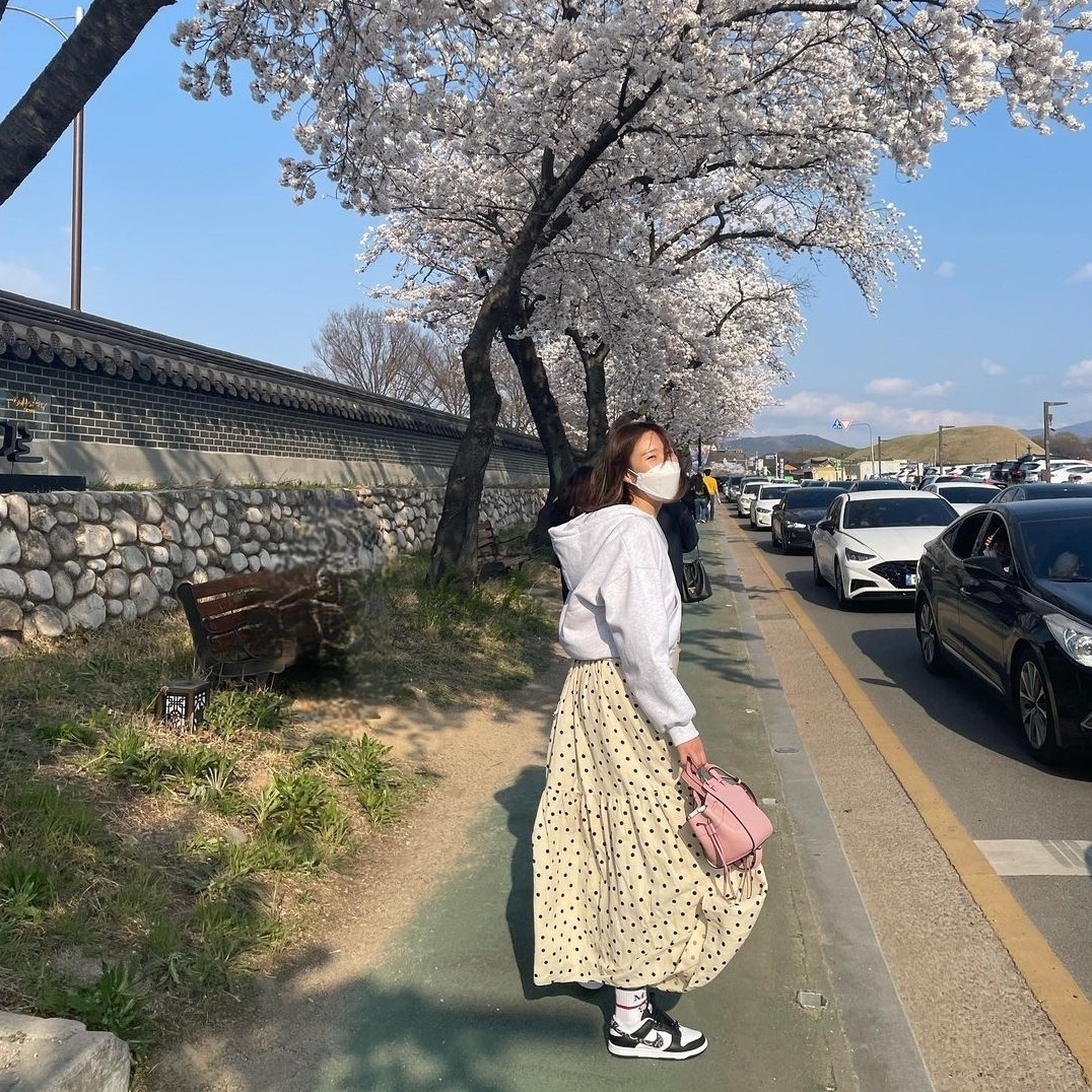 Loewe Mini Hammock Drawstring Bag in Classic Calfskin Sand, (W) Nike Dunk Low Essential Black Paisley 착용 스타일