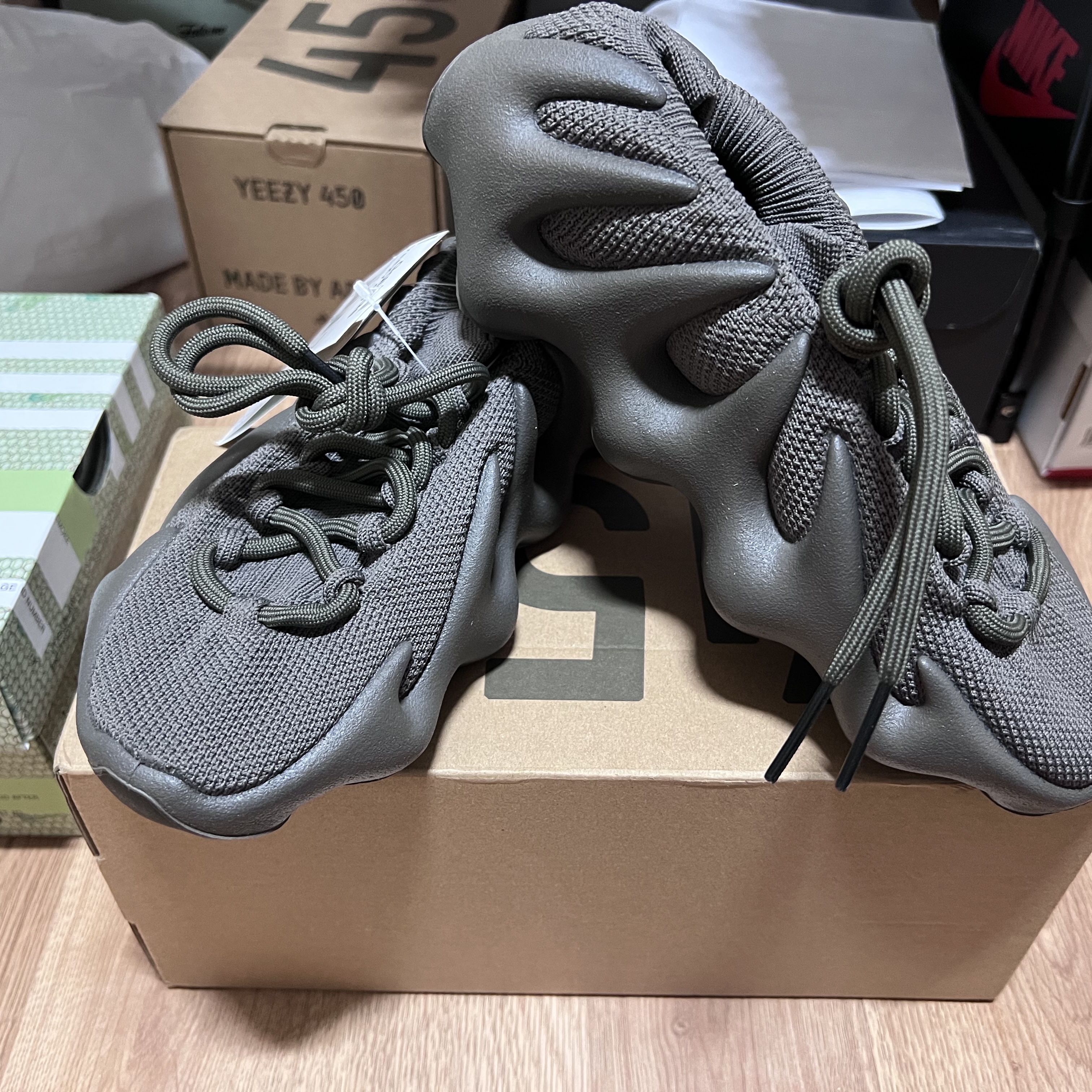 Adidas Yeezy 450 Cinder 착용 스타일