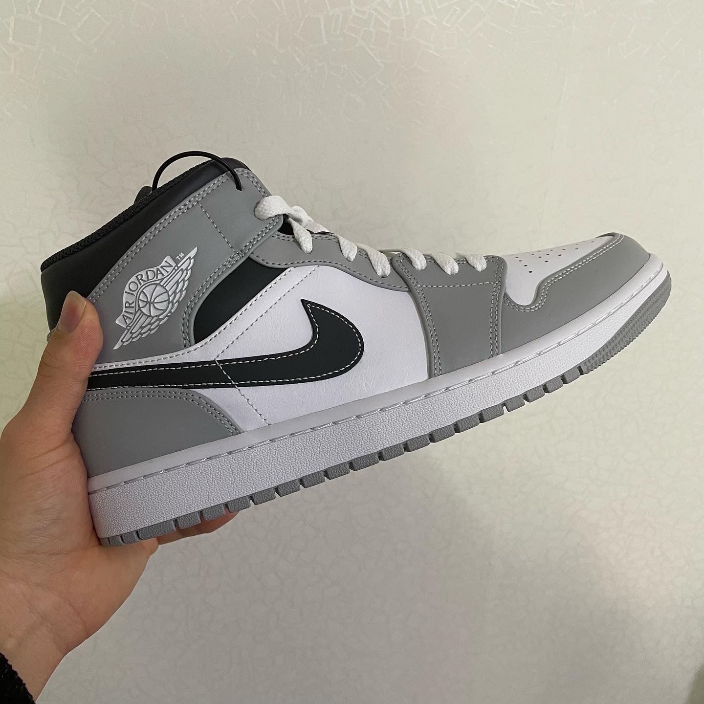Jordan 1 Mid Light Smoke Grey Anthracite 착용 스타일 - 2