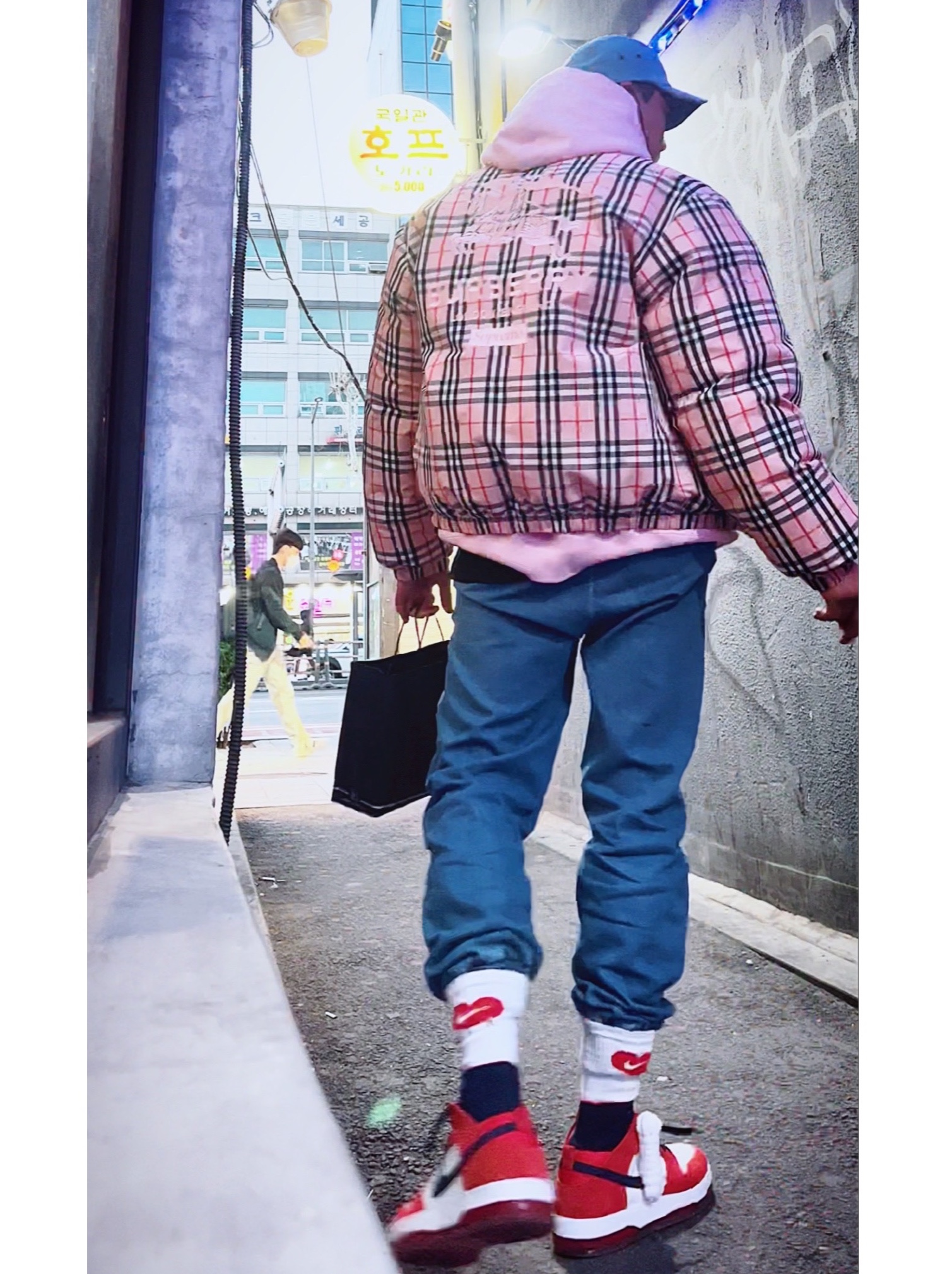 Supreme Washed Chino Twill Camp Cap Denim - 21FW, Supreme x Burberry Box Logo Hooded Sweatshirt Light Pink - 22SS 착용 스타일 - 2