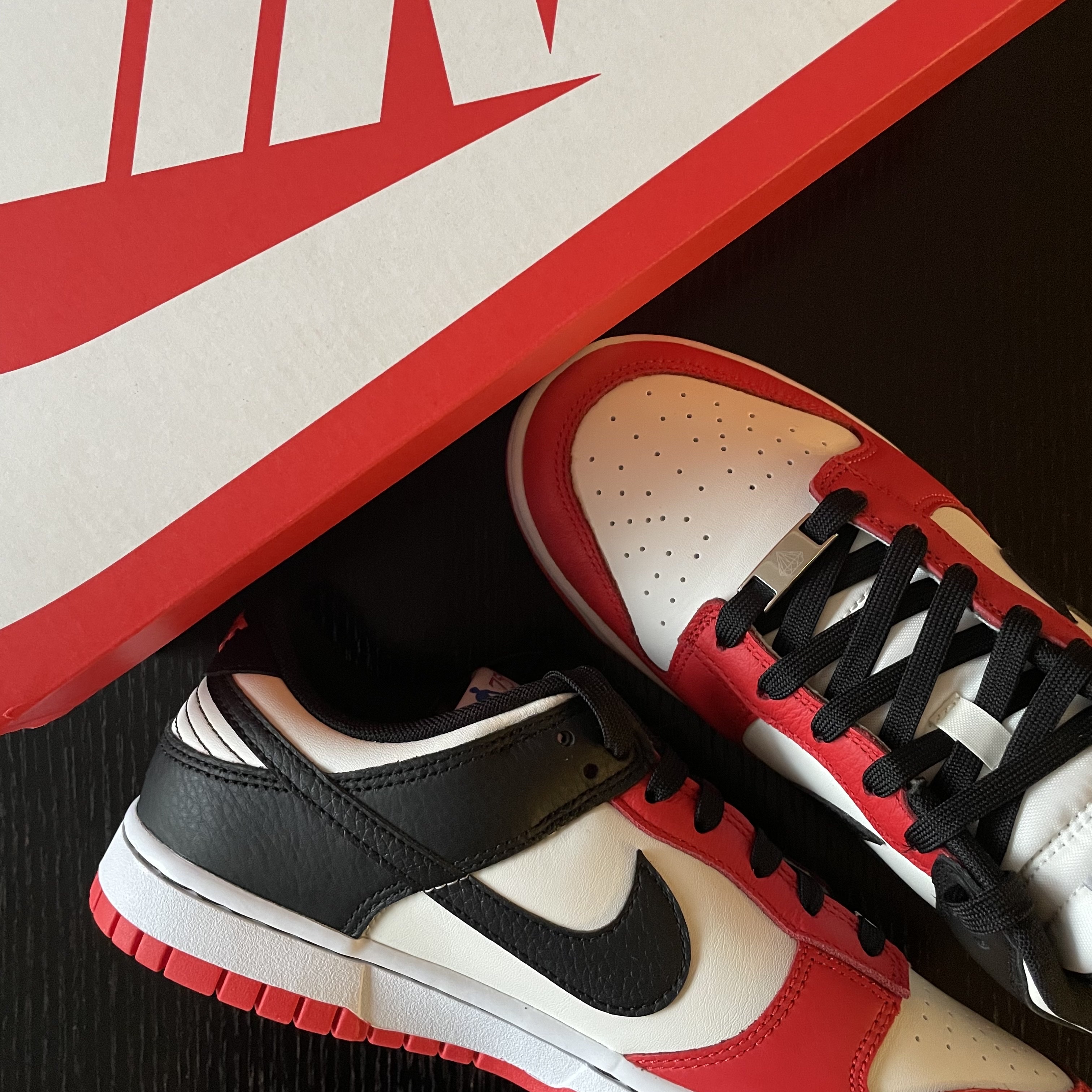 Nike x NBA Dunk Low Retro EMB Black and Chile Red 착용 스타일