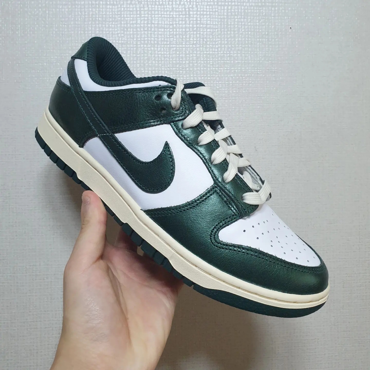 (W) Nike Dunk Low Vintage Green 착용 스타일 - 1