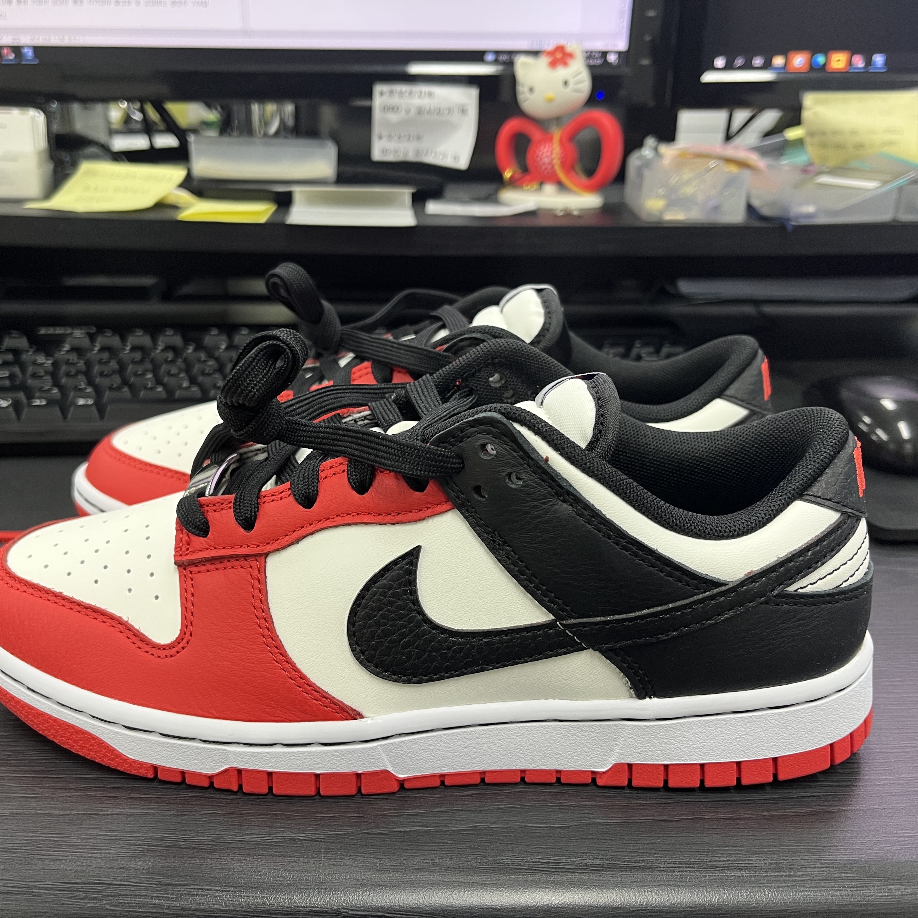 Nike x NBA Dunk Low Retro EMB Black and Chile Red 착용 스타일