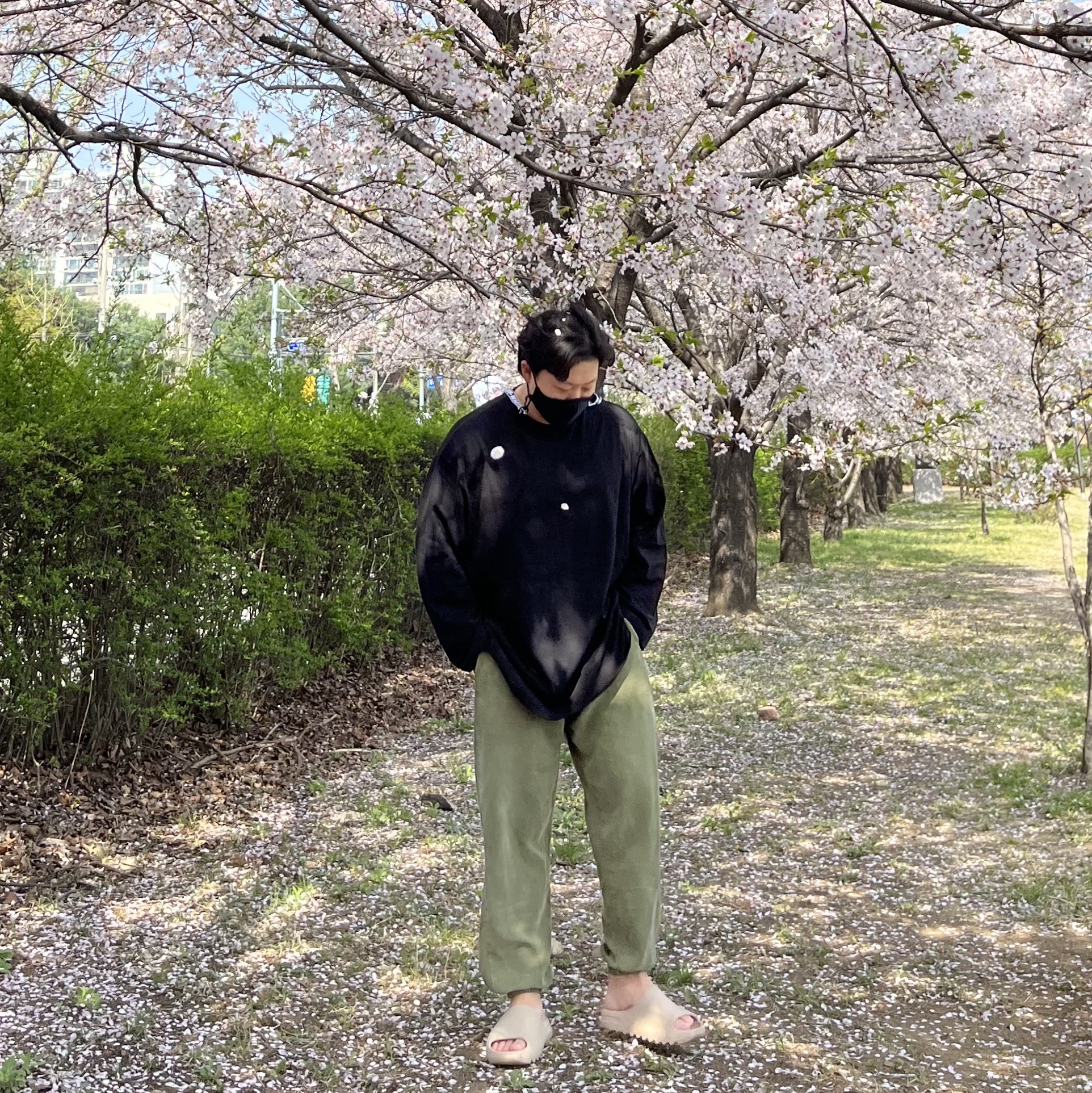 Adidas Yeezy Slide Pure, Off-White x Amore Pacific Protection Box (Without Cosmetics) 착용 스타일